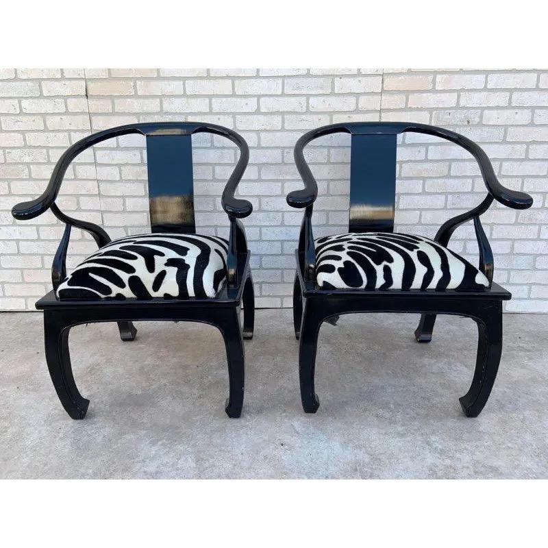 Hollywood Regency James Mont Style für Bernhardt Hufeisenstühle aus Ebenholzlack, neu gepolstert mit Zebradruck-Kuhfell - Paar

Abmessungen:
22