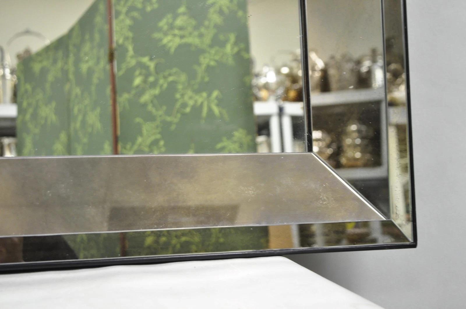 Vetro Specchio da parete in vetro fumè in stile Hollywood Regency James Mont in vendita