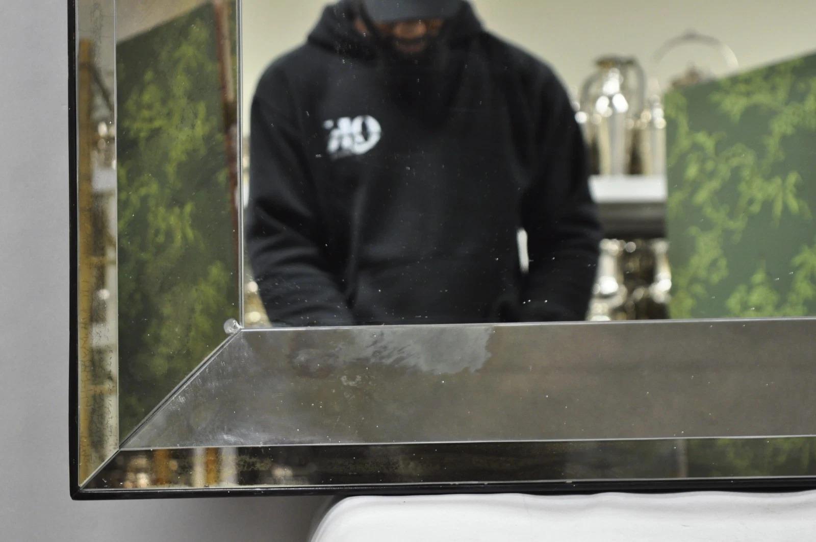 Specchio da parete in vetro fumè in stile Hollywood Regency James Mont in vendita 4