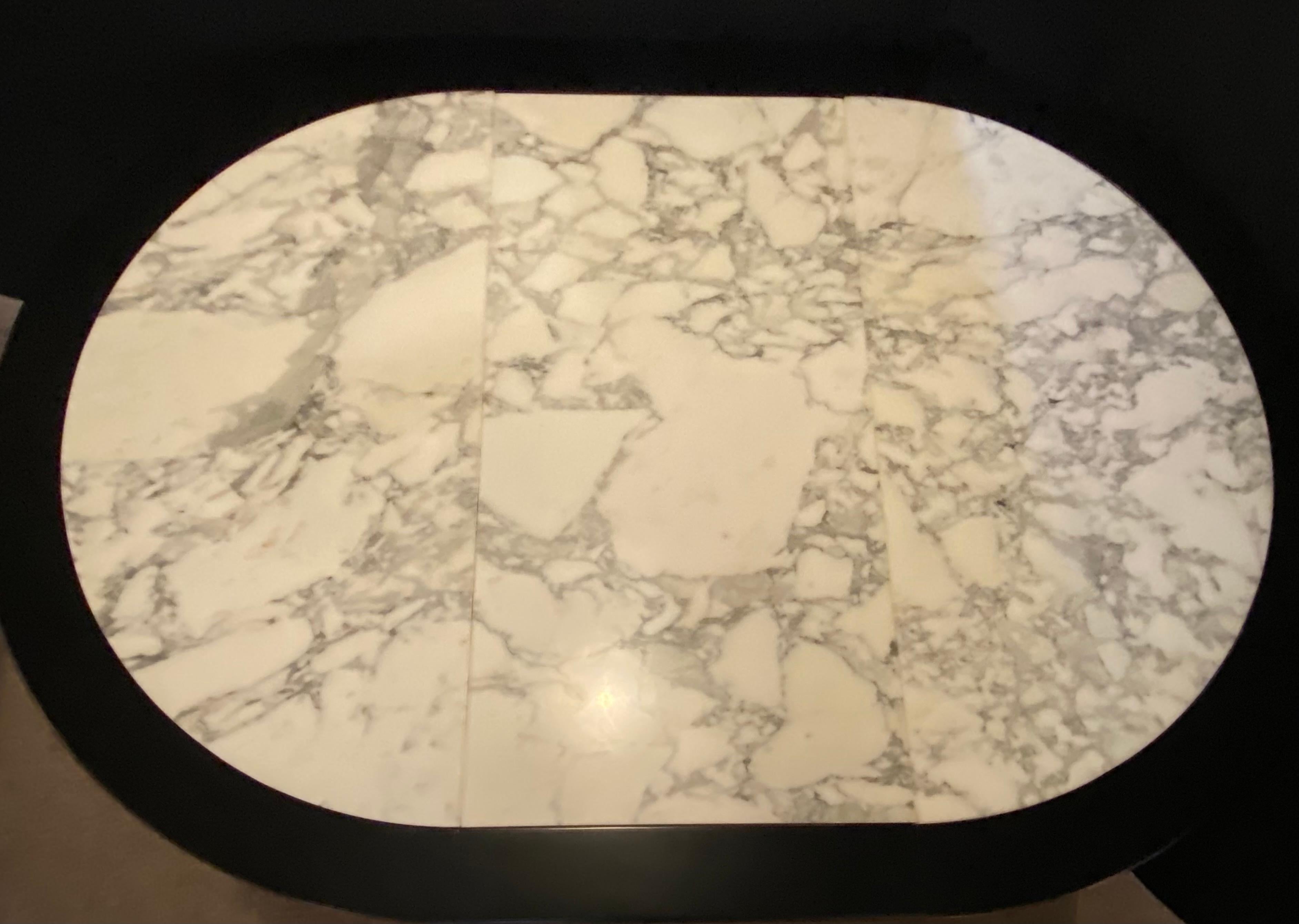 Hollywood Regency Estilo Jansen Mesa de Comedor con Centro de Ébano Tapa de Mármol Francés en venta 7