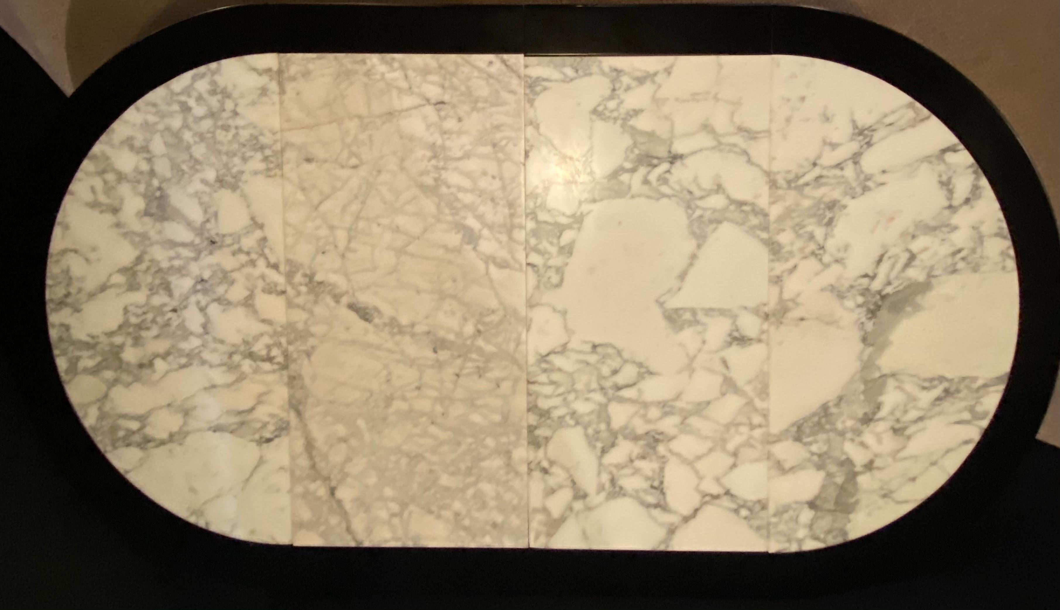 Hollywood Regency Estilo Jansen Mesa de Comedor con Centro de Ébano Tapa de Mármol Francés en venta 10