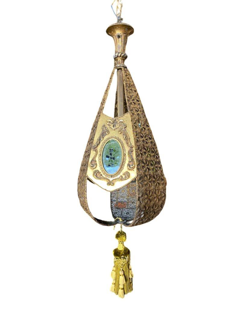 Lampada a sospensione vintage Hollywood Regency in ottone di ispirazione marocchina a 1 luce con 3 grandi lati in vetro verde con filigrana gioiello che si illuminano grazie alla luce interna. È inclusa la nappina verde originale lungo la parte