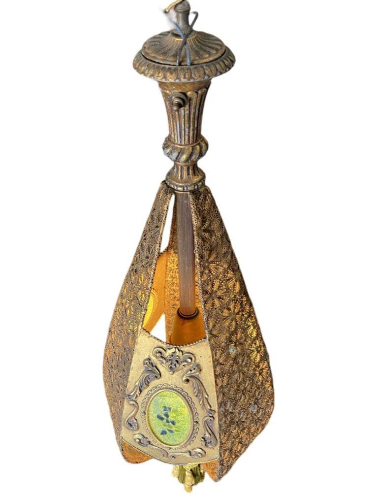 Americano Lampada a sospensione in filigrana con prismi gioiello Hollywood Regency, circa 1950 in vendita