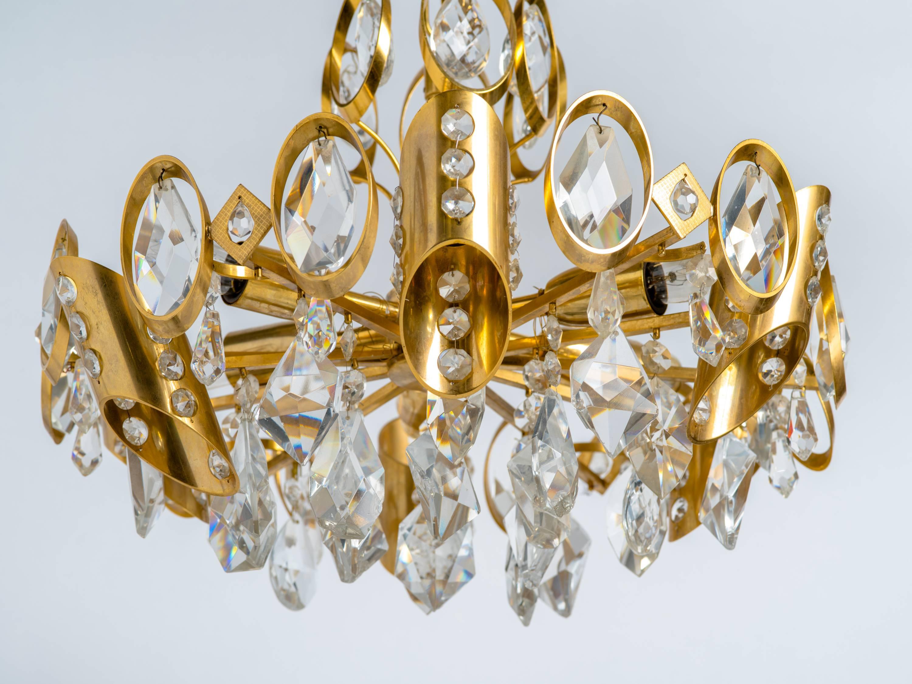 Autrichien Lustre Hollywood Regency en cristal orné de pierres précieuses et doré par Palwa en vente