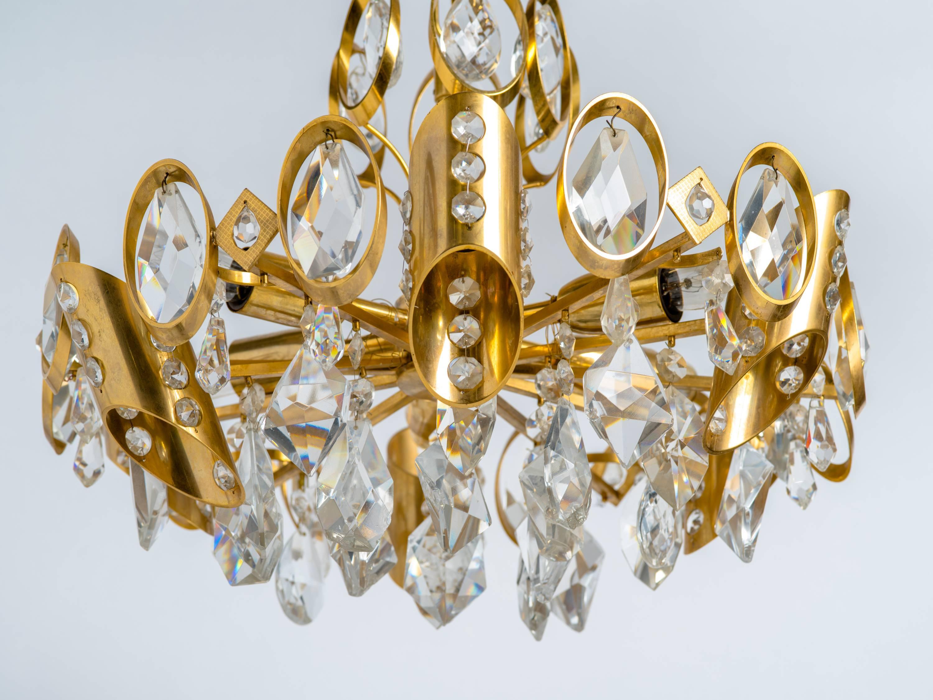 Hollywood Regency Lampadario in ottone dorato e cristallo tagliato di Palwa, Austria, anni '60 in vendita