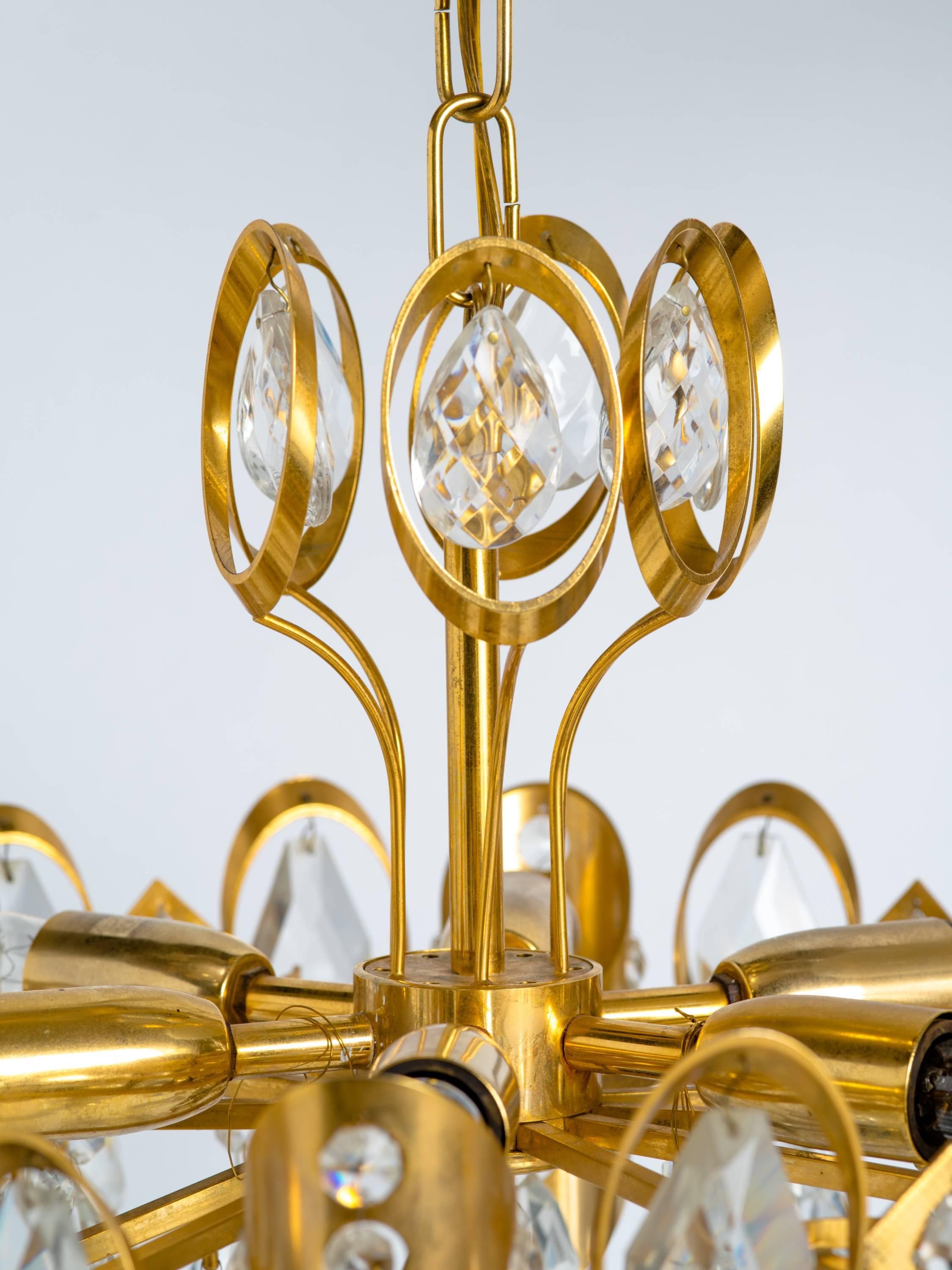 Lustre Hollywood Regency en cristal orné de pierres précieuses et doré par Palwa Bon état - En vente à Fort Lauderdale, FL