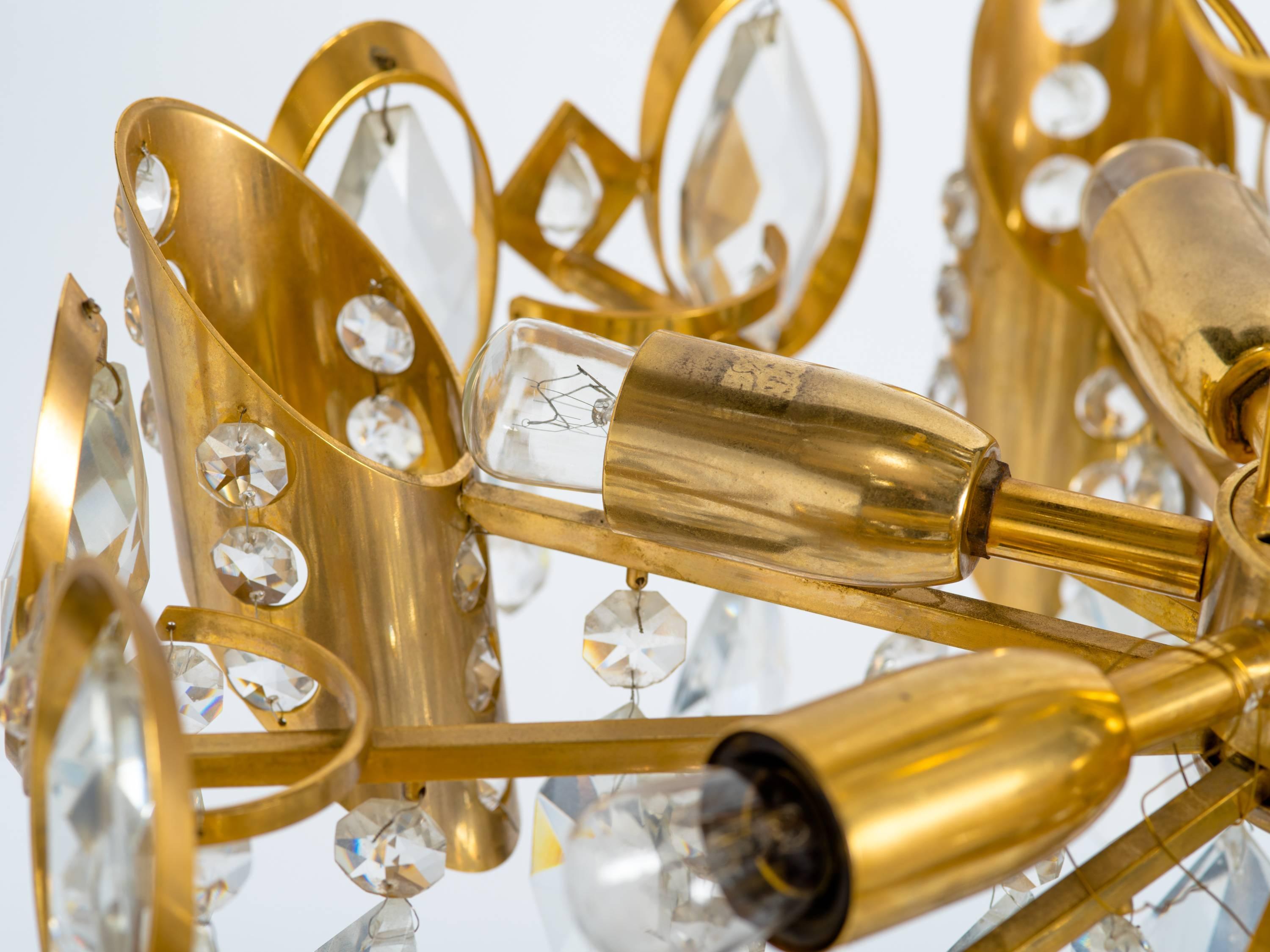 Hollywood-Regency-Kronleuchter aus juwelenbesetztem Kristall und vergoldet, von Palwa im Zustand „Gut“ im Angebot in Fort Lauderdale, FL