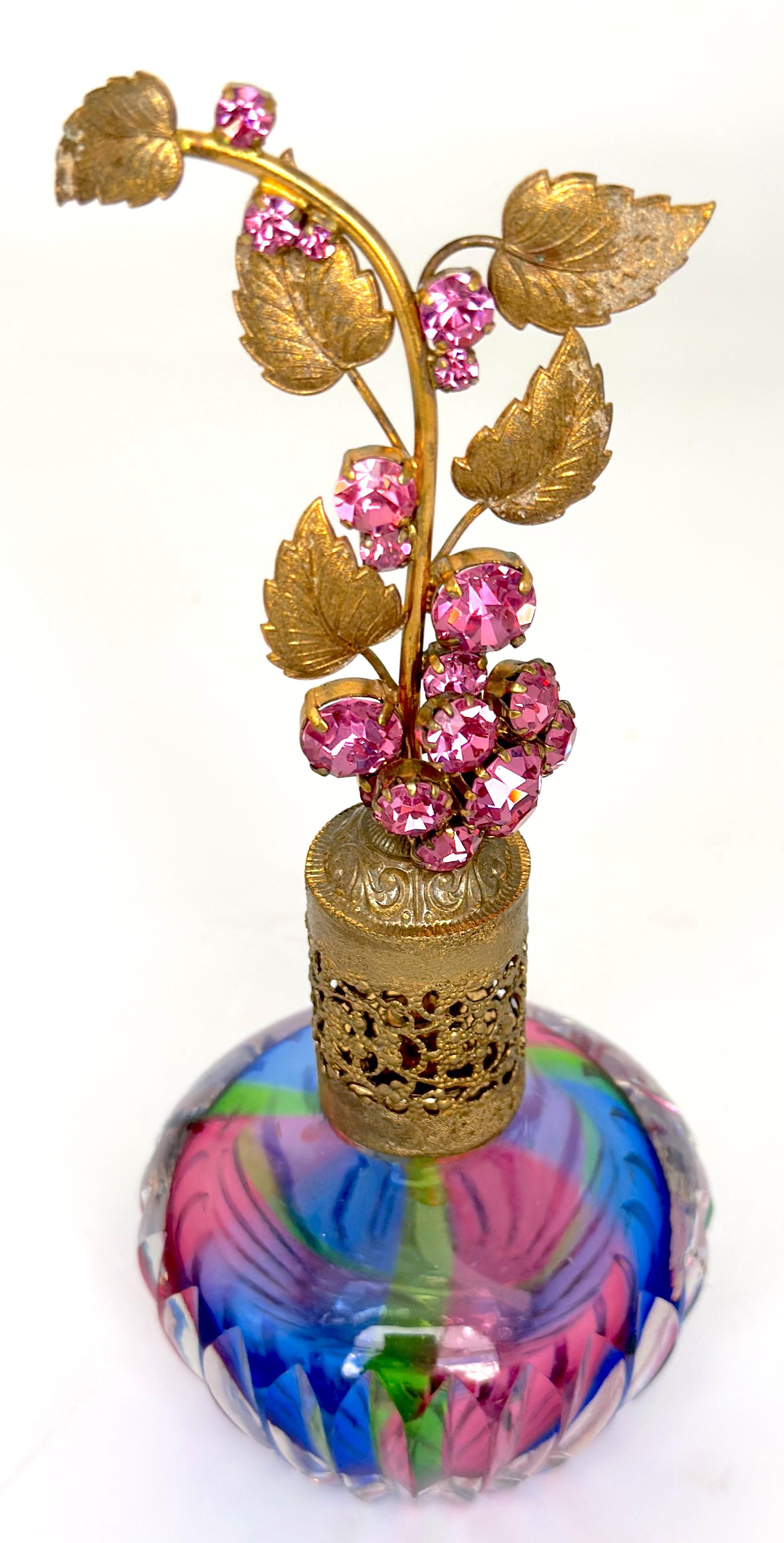 Bouteille de parfum en cristal taillé en arc-en-ciel, Hollywood Regency, Bohemia, Circa 1950s-60s

Description :
Un vibrant et rare flacon pulvérisateur de parfum bohémien du milieu du siècle, datant des années 1950-1960, qui témoigne d'un travail