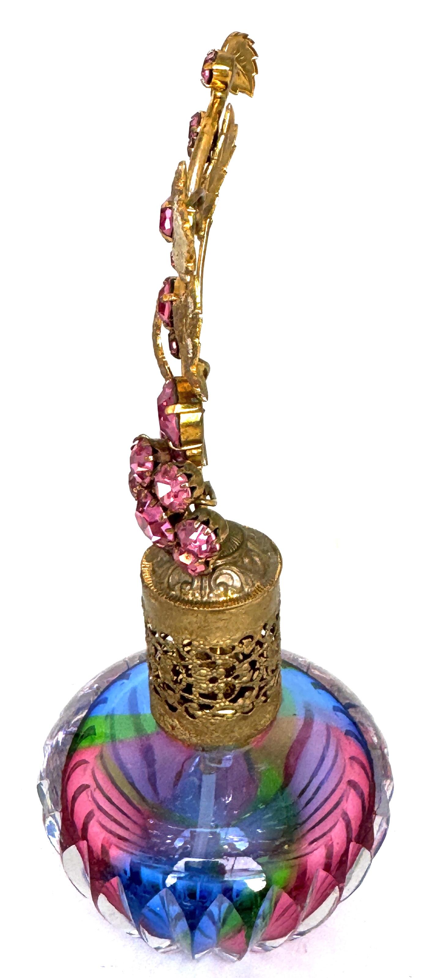 Bouteille de parfum en cristal taillé en arc-en-ciel, Hollywood Regency Jewell, Bohemia Crystal Bon état - En vente à West Palm Beach, FL