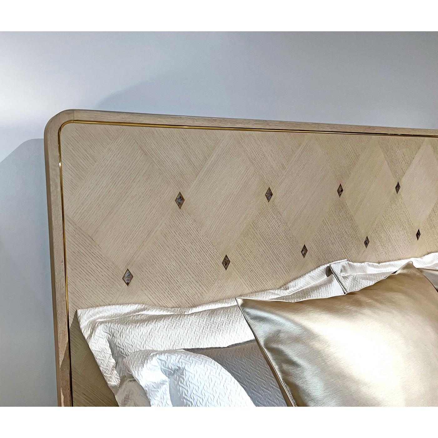 Hollywood Regency King Bed - Light Finish In New Condition For Sale In Westwood, NJ