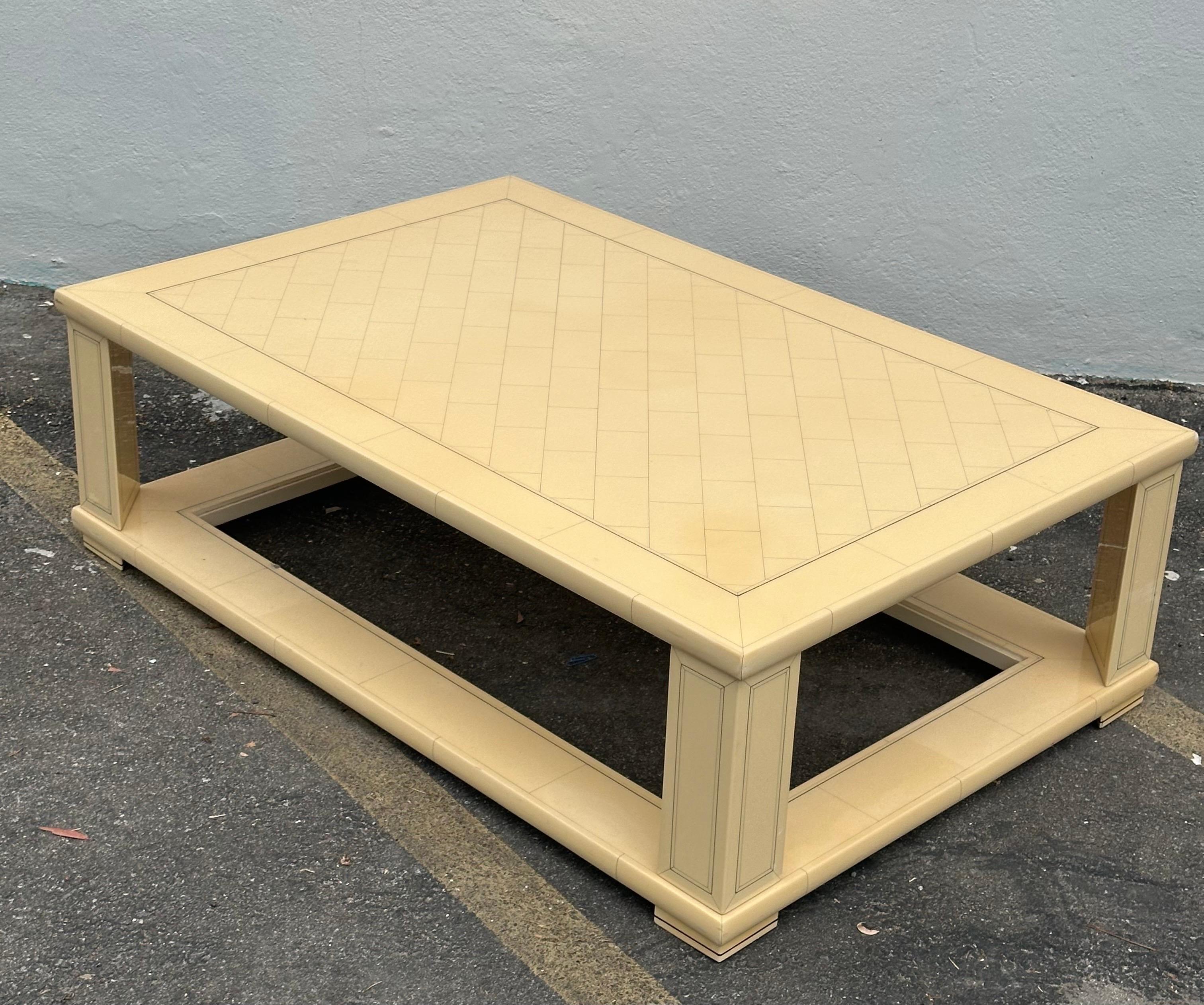Table basse laquée Hollywood Regency de Jean-Claude Mahey en vente 4