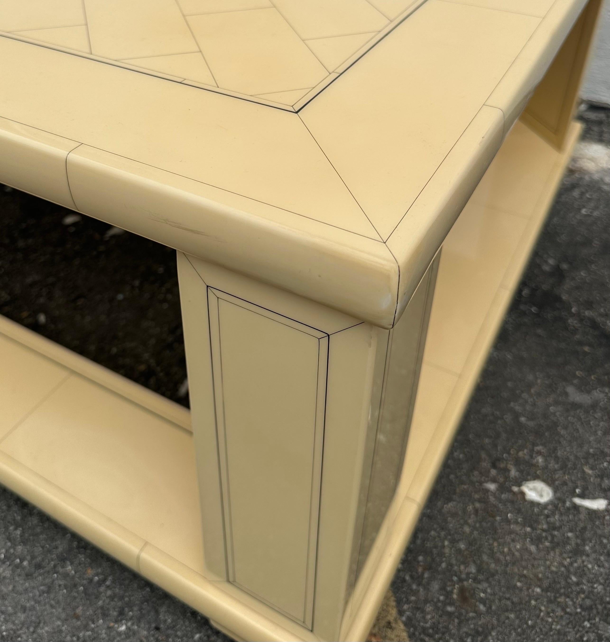 Table basse laquée Hollywood Regency de Jean-Claude Mahey en vente 6