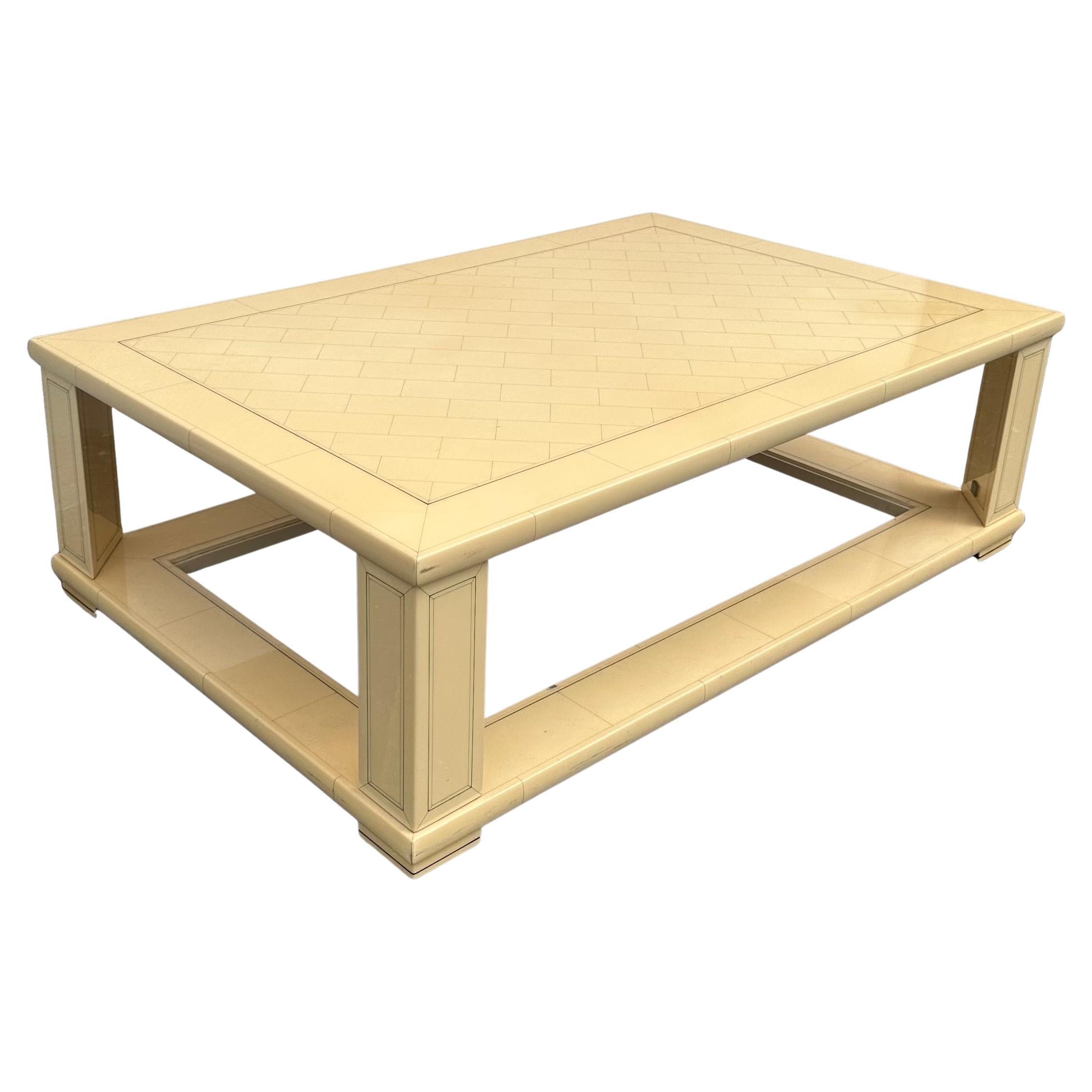 Absolument magnifique table basse laquée de style Hollywood Regency par Jean-Claude Mahey, circa 1970. La table est extrêmement bien construite avec une finition en placage de laque ivoire sur le bois, un plateau en treillis et de fines rayures.  La