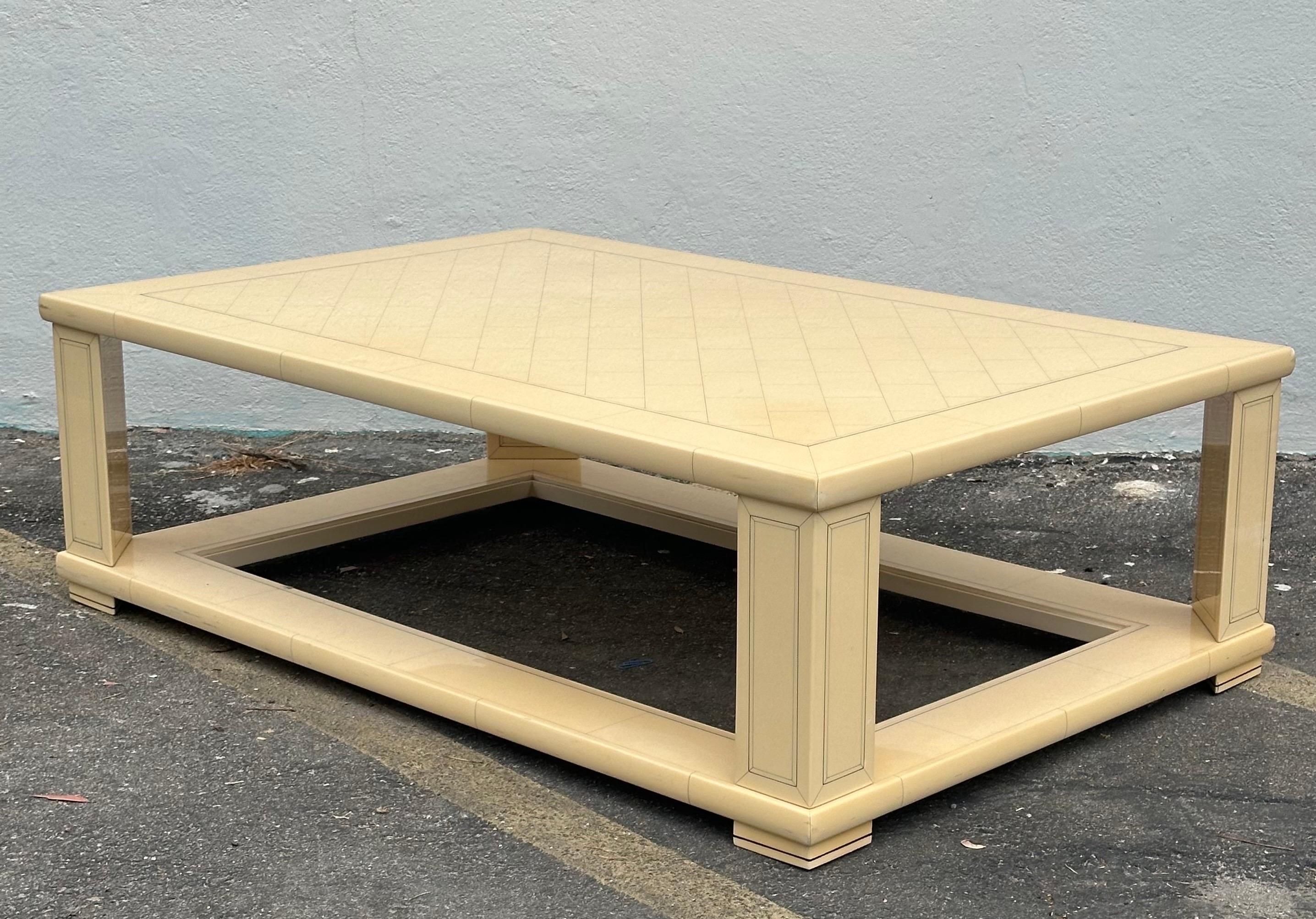 20ième siècle Table basse laquée Hollywood Regency de Jean-Claude Mahey en vente