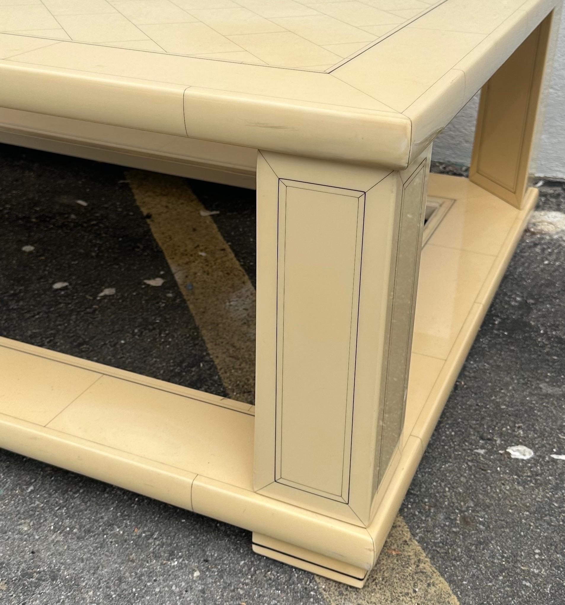 Bois Table basse laquée Hollywood Regency de Jean-Claude Mahey en vente