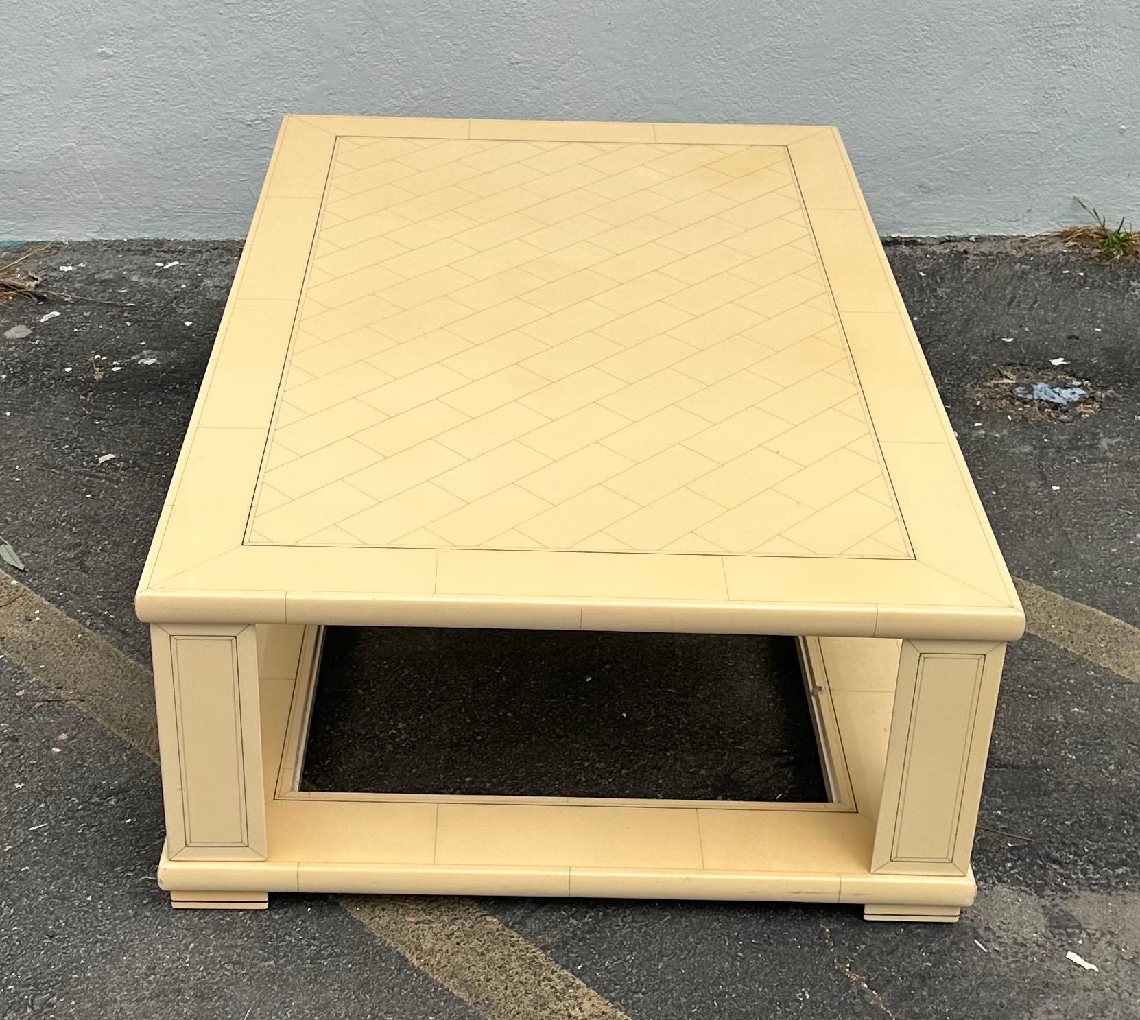 Table basse laquée Hollywood Regency de Jean-Claude Mahey en vente 2