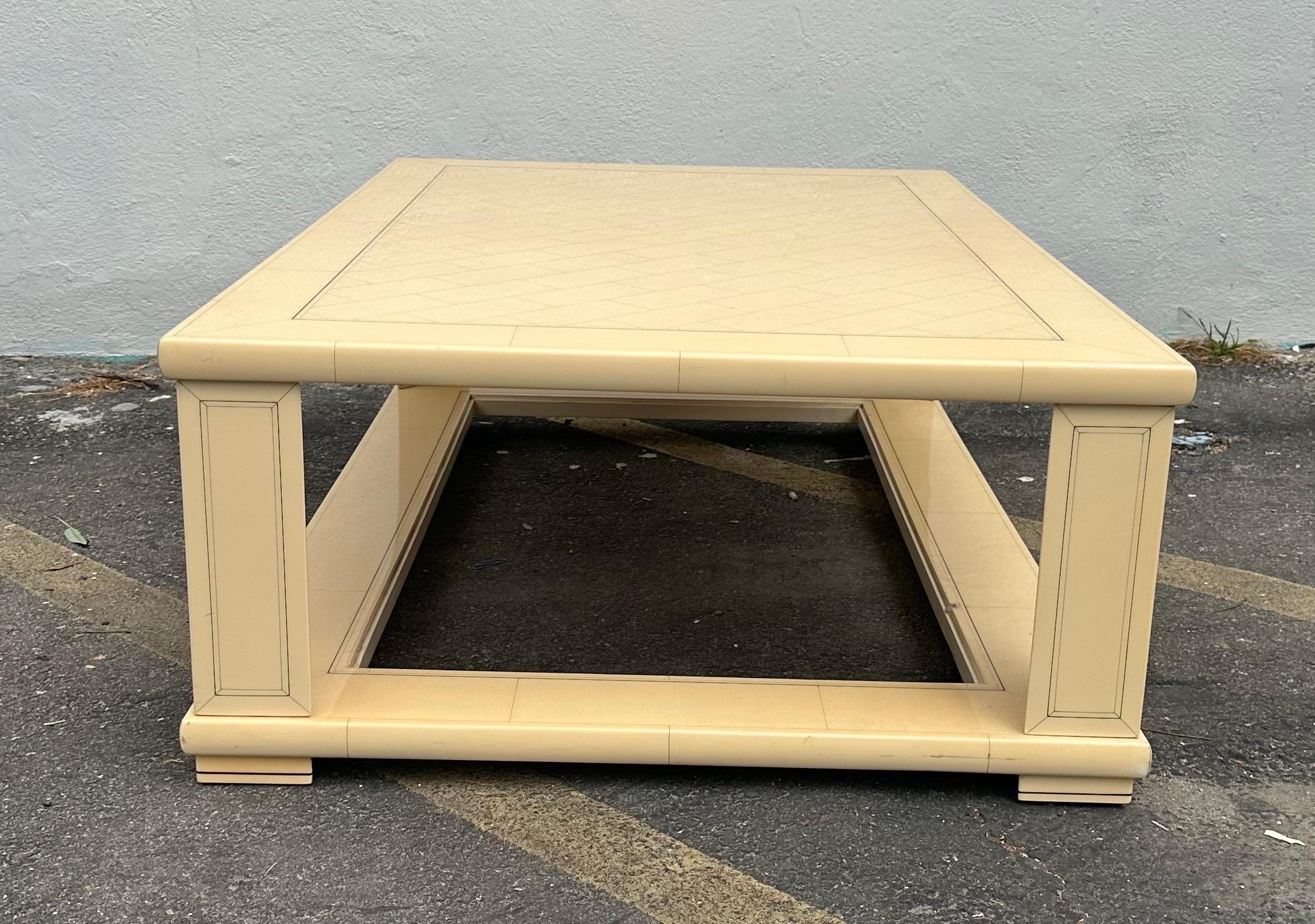 Table basse laquée Hollywood Regency de Jean-Claude Mahey en vente 3