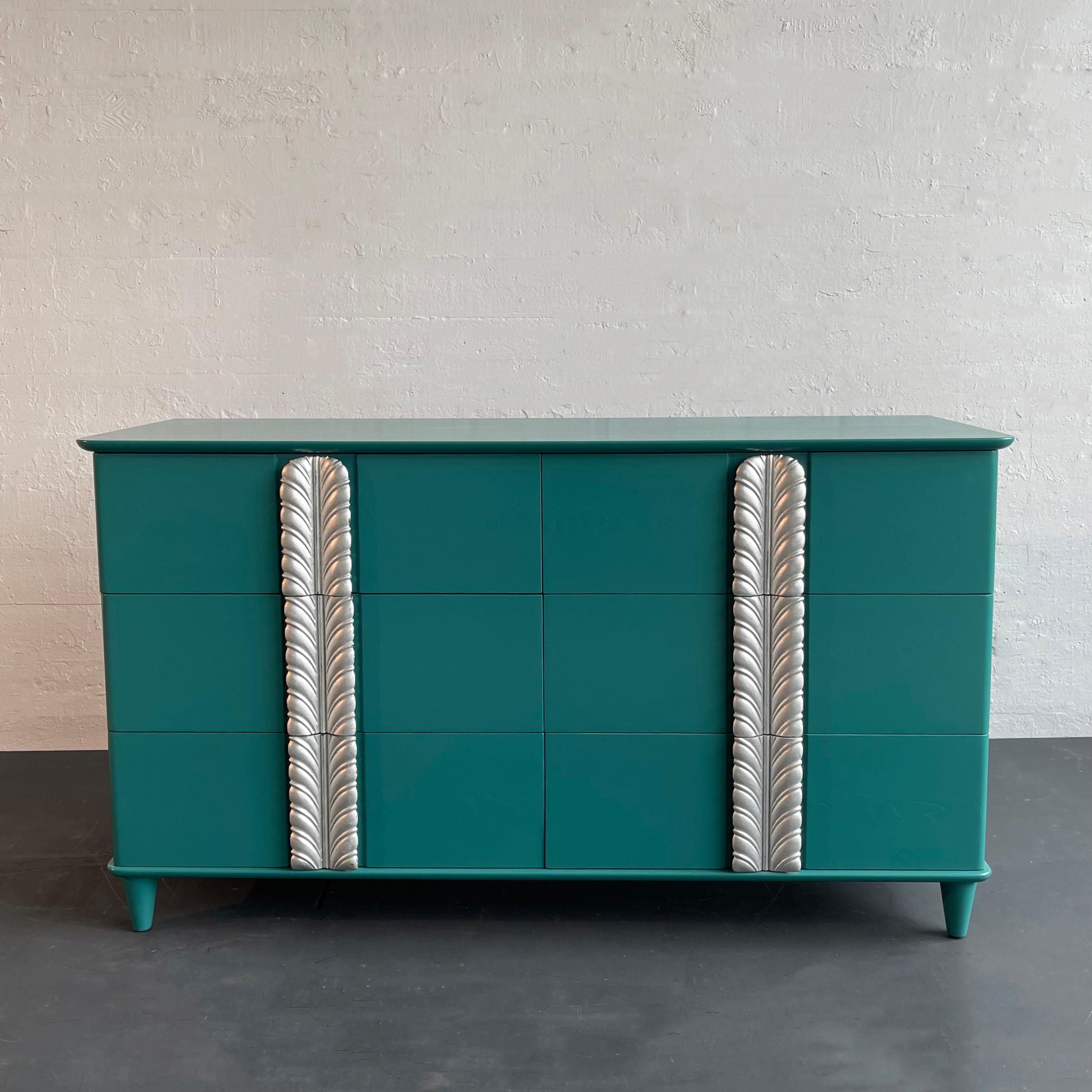 L'eccezionale comò doppio in mogano del periodo Art Déco, Hollywood Regency, di John Stuart Inc. presenta una finitura laccata su misura color verde acqua che accentua i dettagli delle finiture e le gambe coniche. I tiranti decorativi a forma di