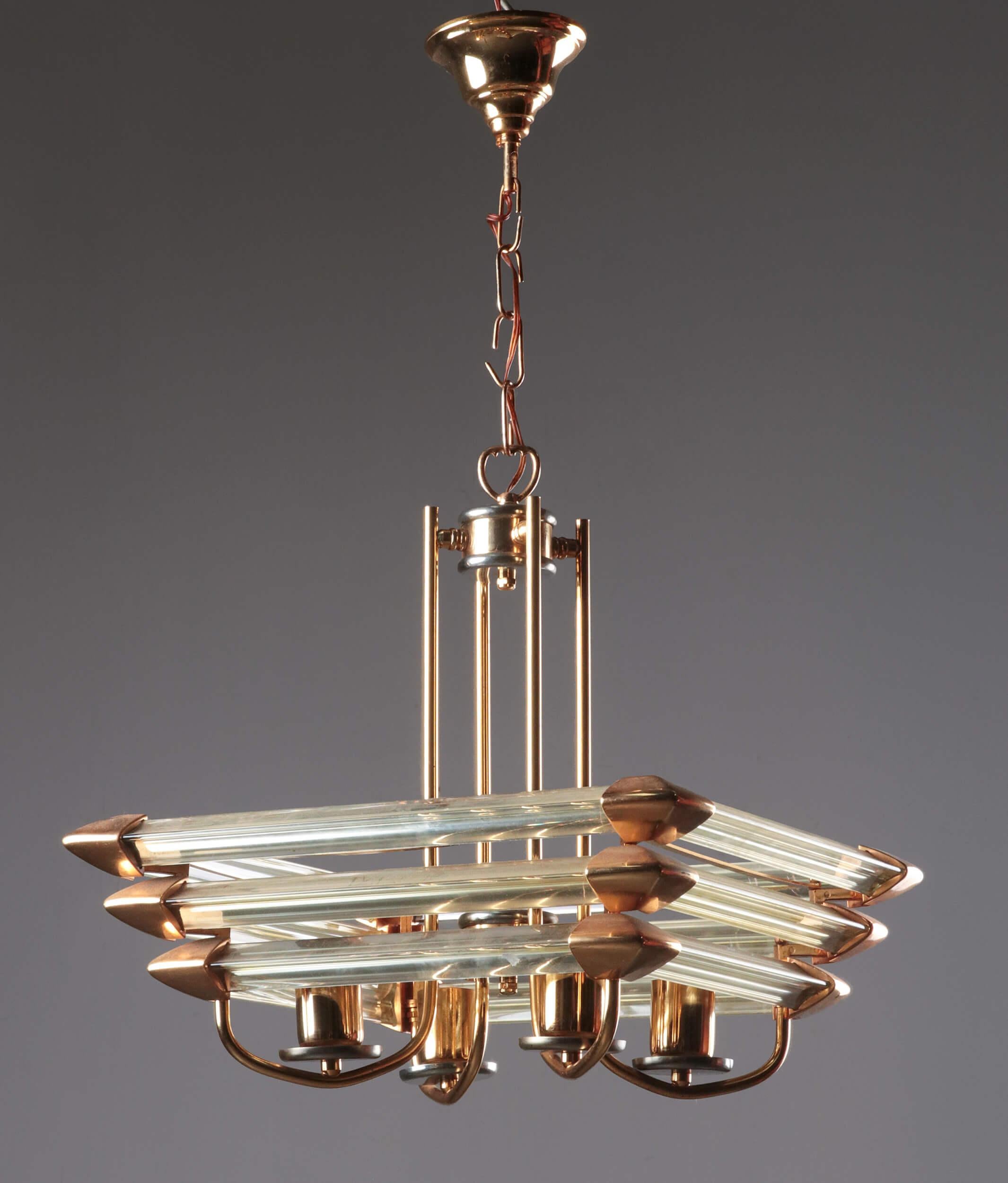 Beautiful lamp with a striking design. The frame is made of copper, and the lamp is covered with prism shaped glass. When the light is on, this gives a particularly beautiful effect. The lamp has four light points. The lamp functions and is in a