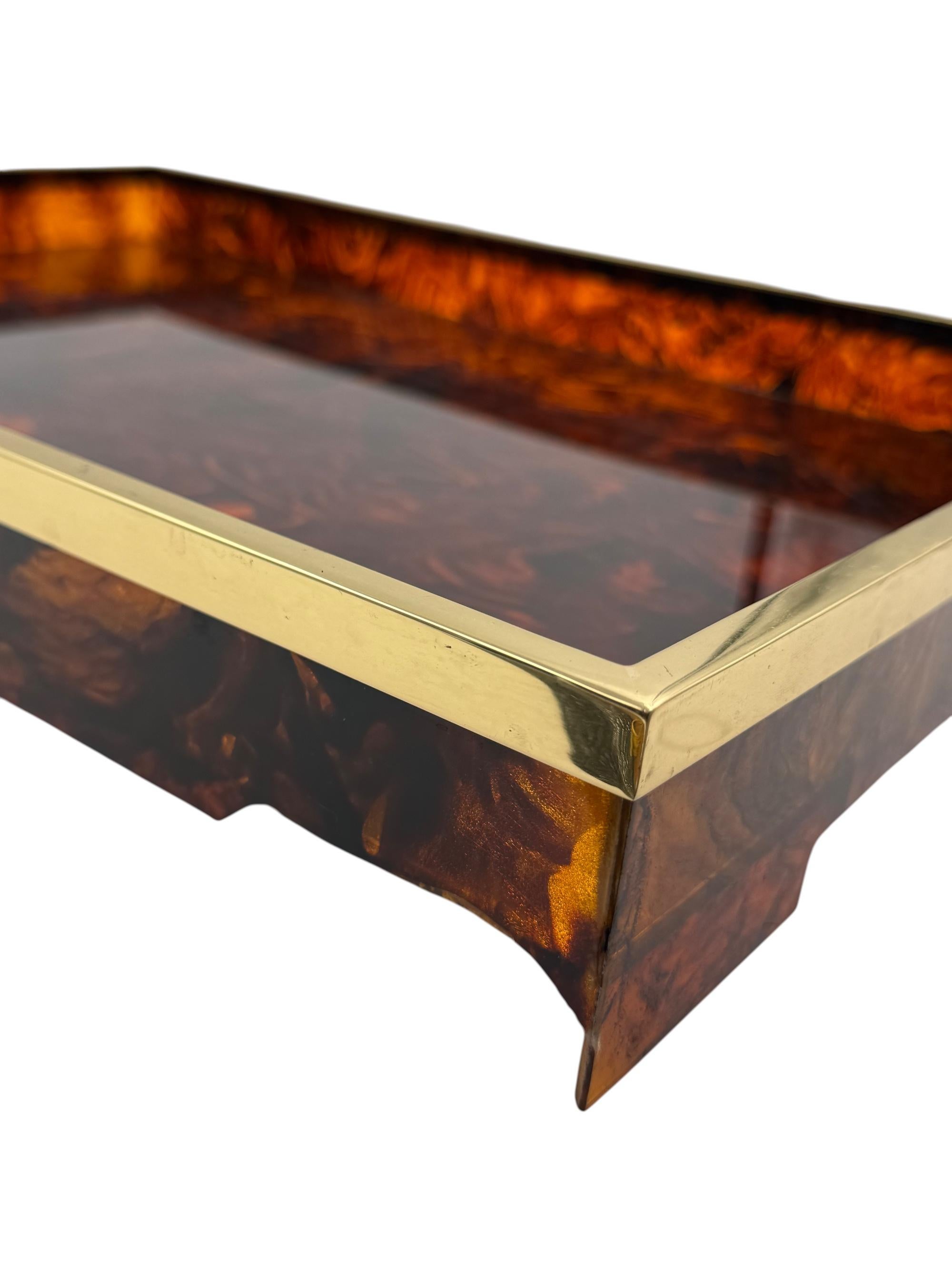 Hollywood regency large brass and tortoiseshell lucite tray, Italy 1970s in vendita 7