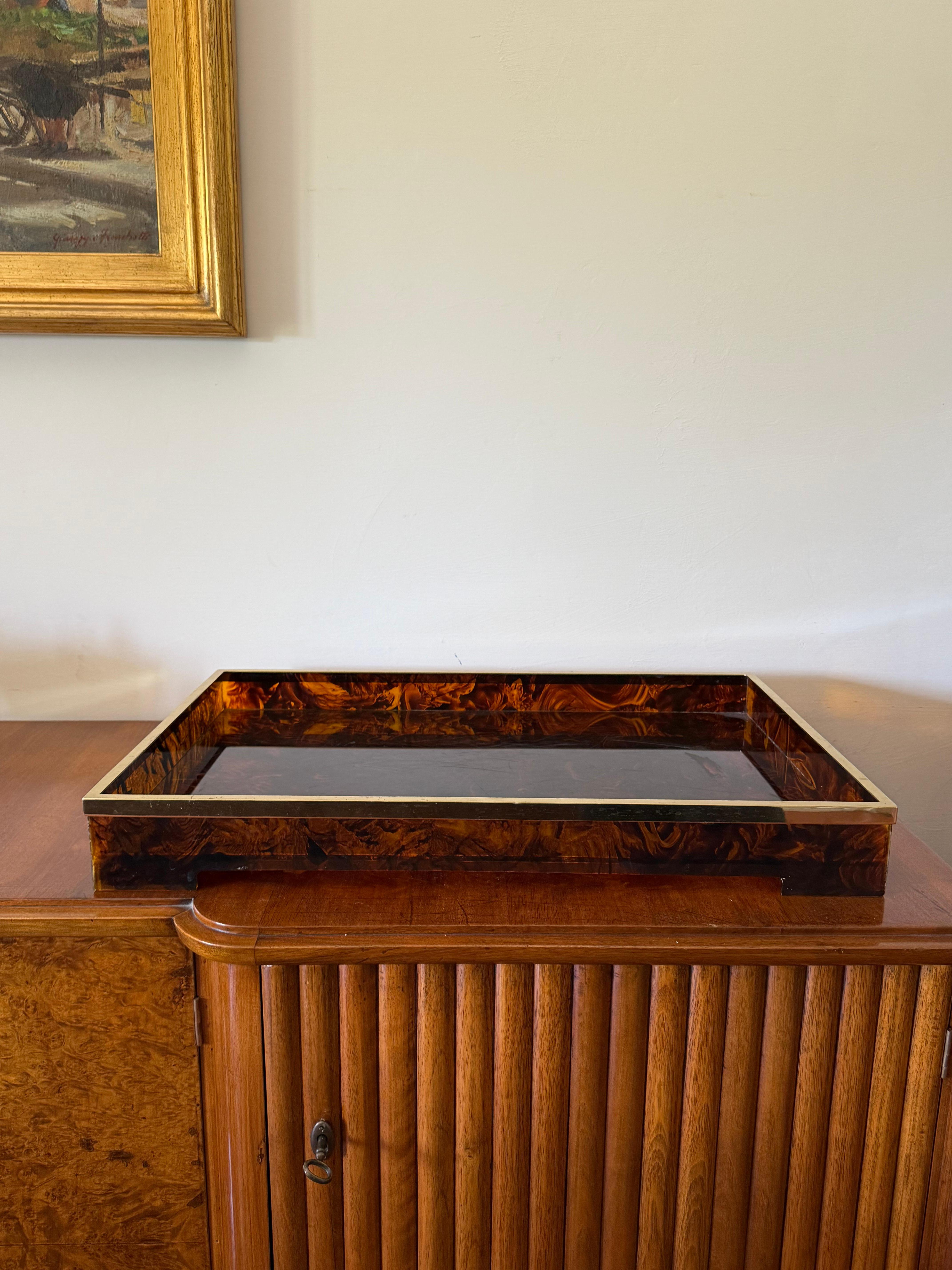 Hollywood Regency Hollywood regency large brass and tortoiseshell lucite tray, Italy 1970s in vendita
