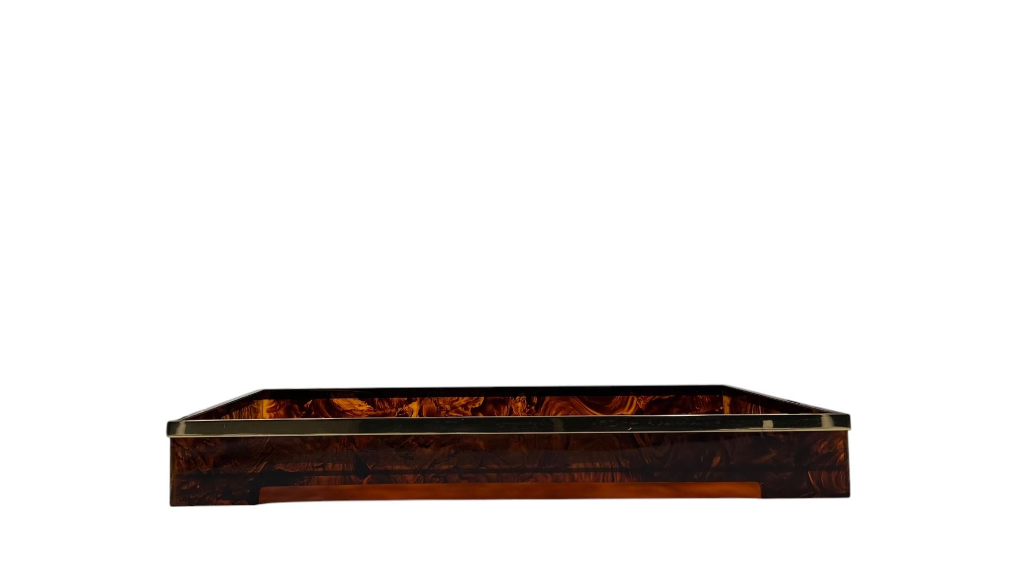 Hollywood regency large brass and tortoiseshell lucite tray, Italy 1970s In condizioni discrete in vendita a Firenze, IT