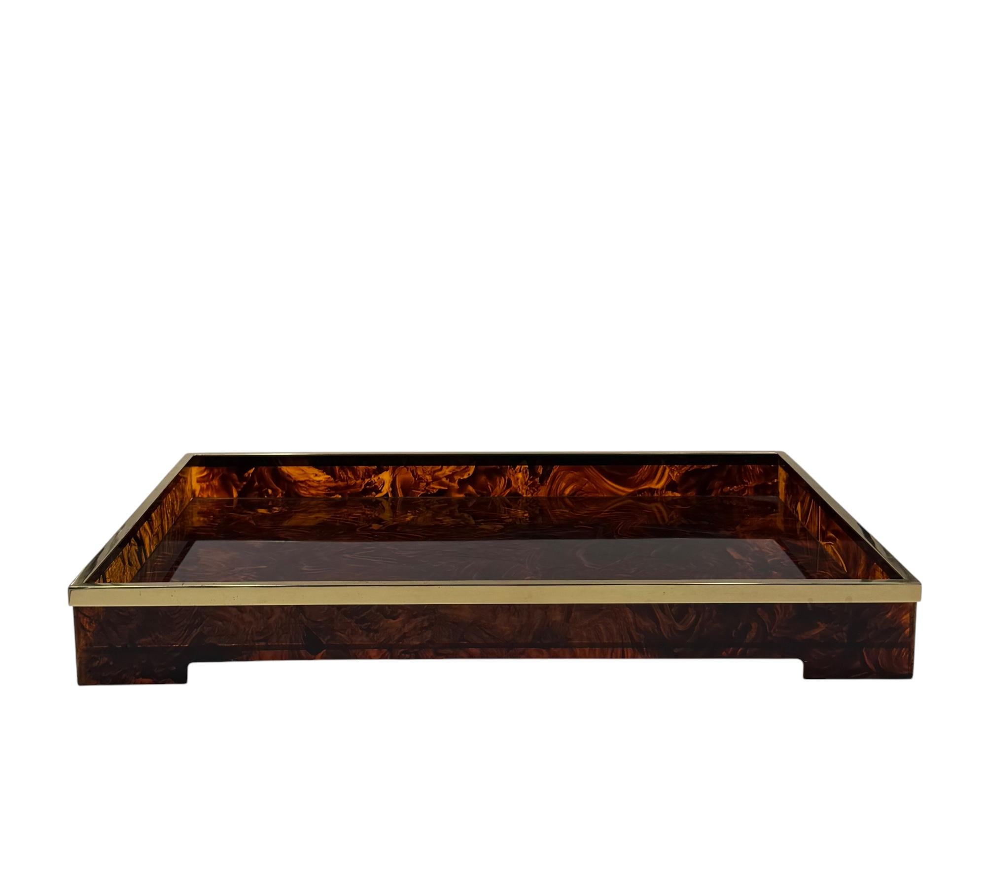 Hollywood regency large brass and tortoiseshell lucite tray, Italy 1970s in vendita 2