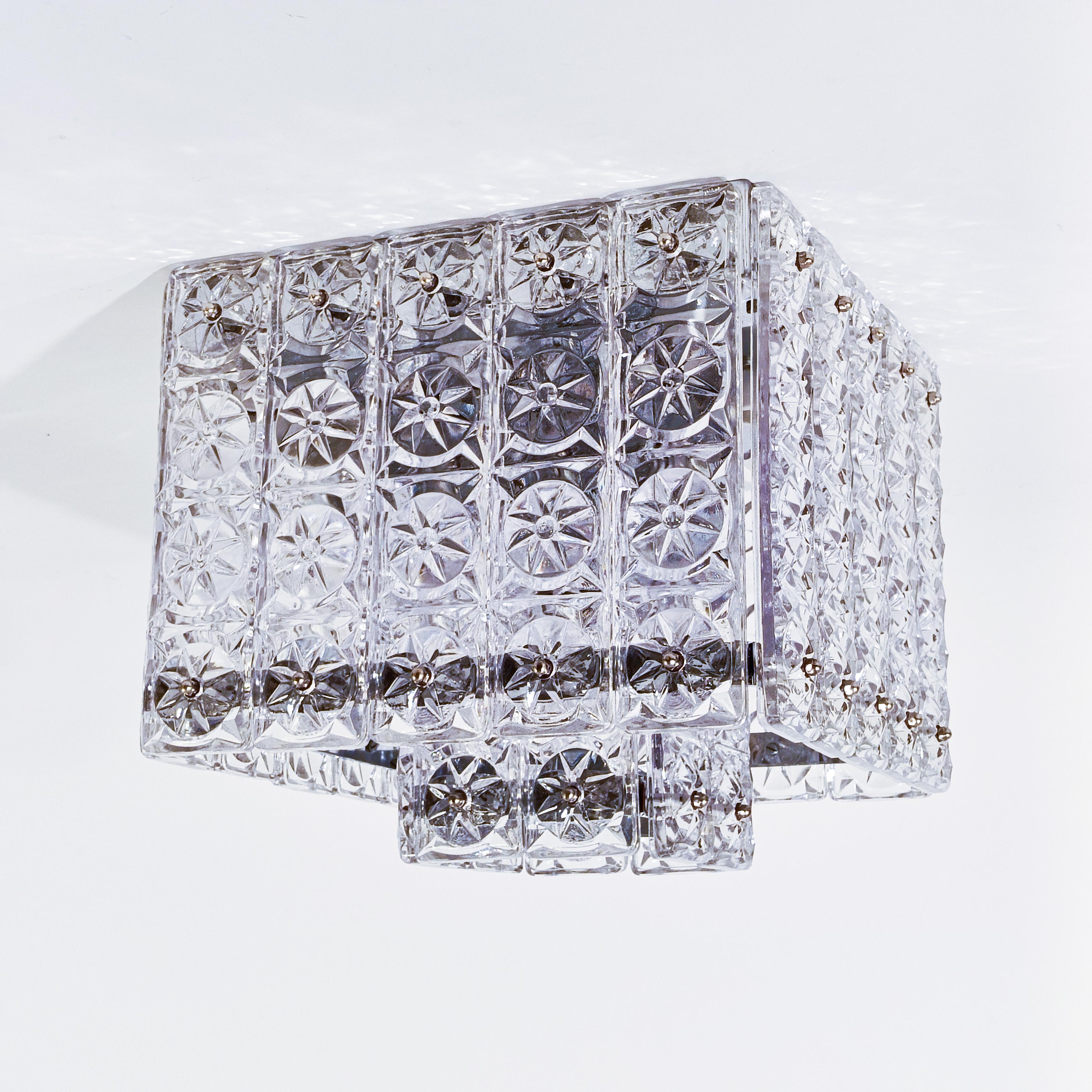 Grande monture encastrée en cristal de Kinkeldey, Allemagne, années 1970. Composé de 28 éléments en verre moulé et facetté fixés à une structure en métal chromé argenté et en acier qui reflète la lumière. Chaque élément de cristal reflète et