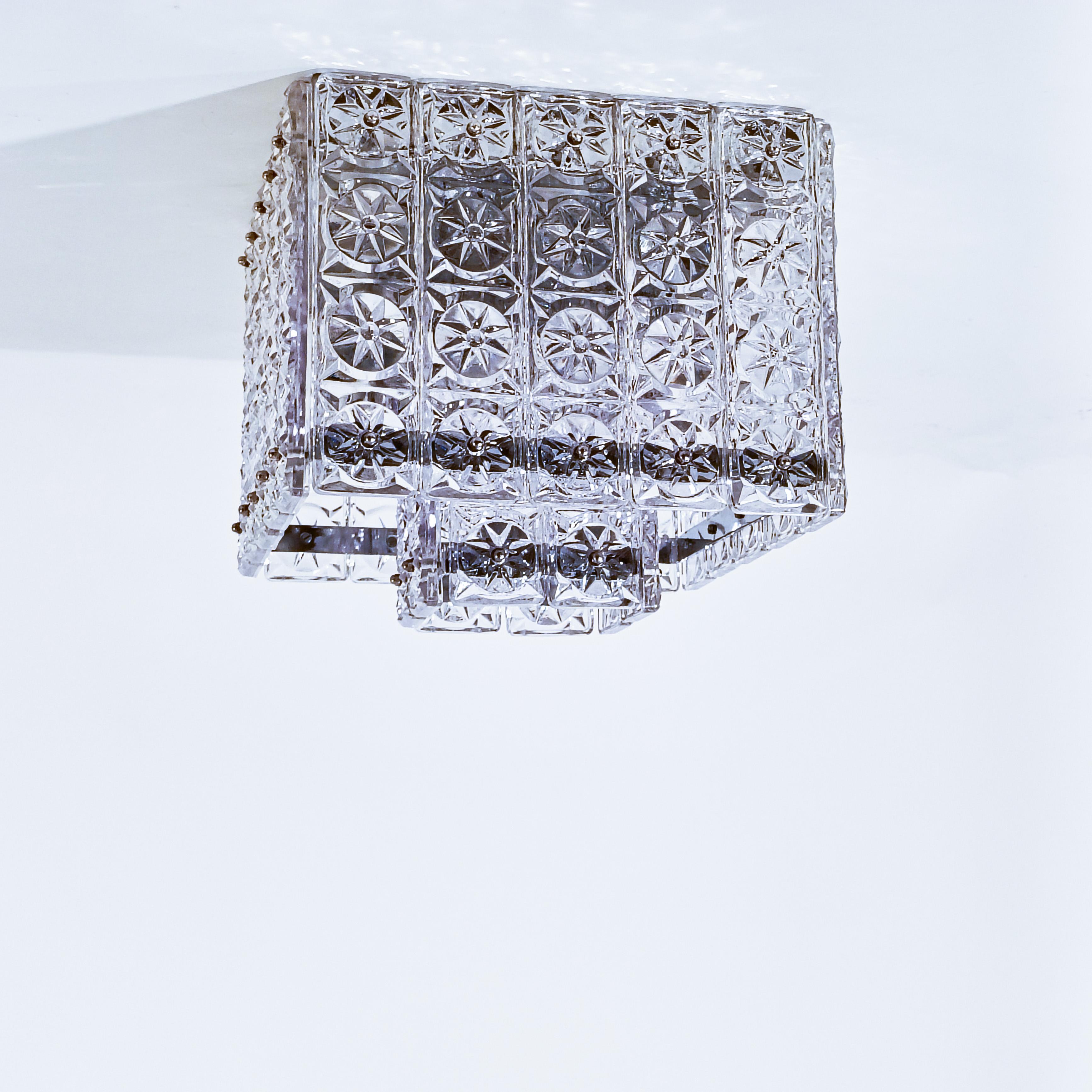 Facetté Hollywood Regency. Grande boîte d'encastrement en cristal de Kinkeldey, Allemagne, années 1970 en vente