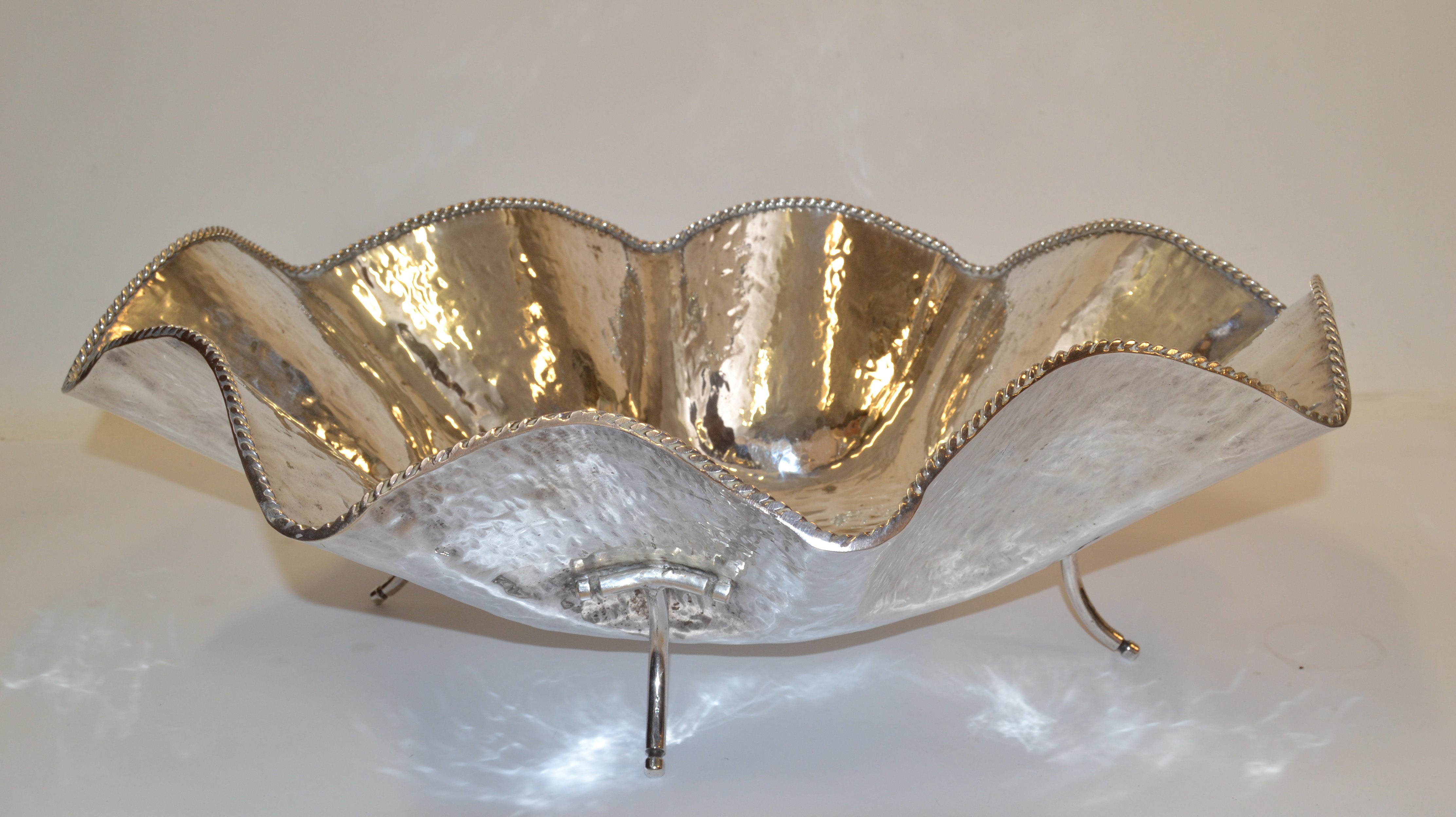 Beautiful Craftsmanship made in the late 20th century hand hammered and silver plate platter, serving tray or sculptural Bowl on 4 feet and in form of a lotus leaf.
In all original vintage condition with some patina to the silver plate.