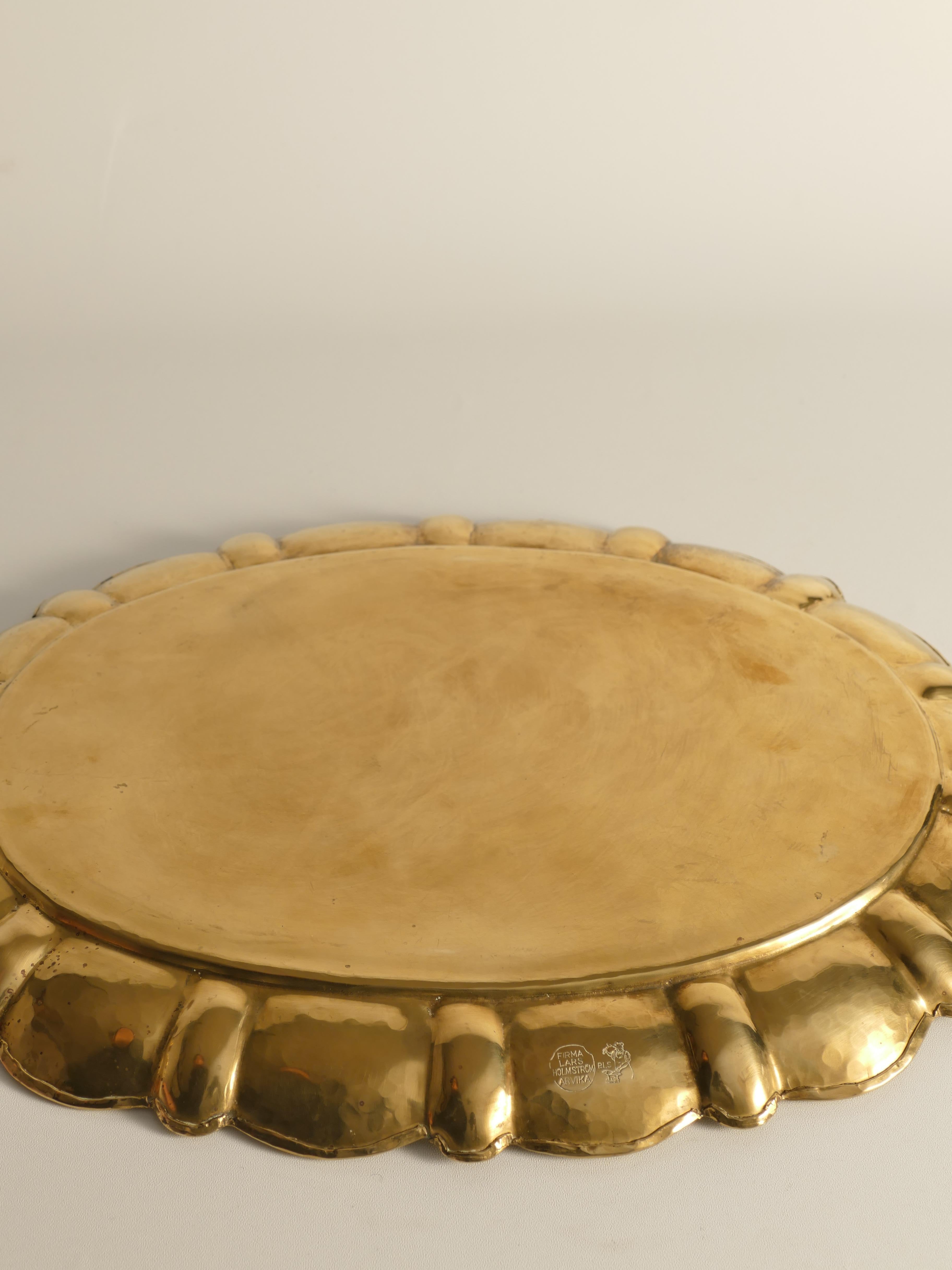 Bandeja ovalada grande de latón Hollywood Regency de Firma Lars Holmström, Suecia Años 40 en venta 2