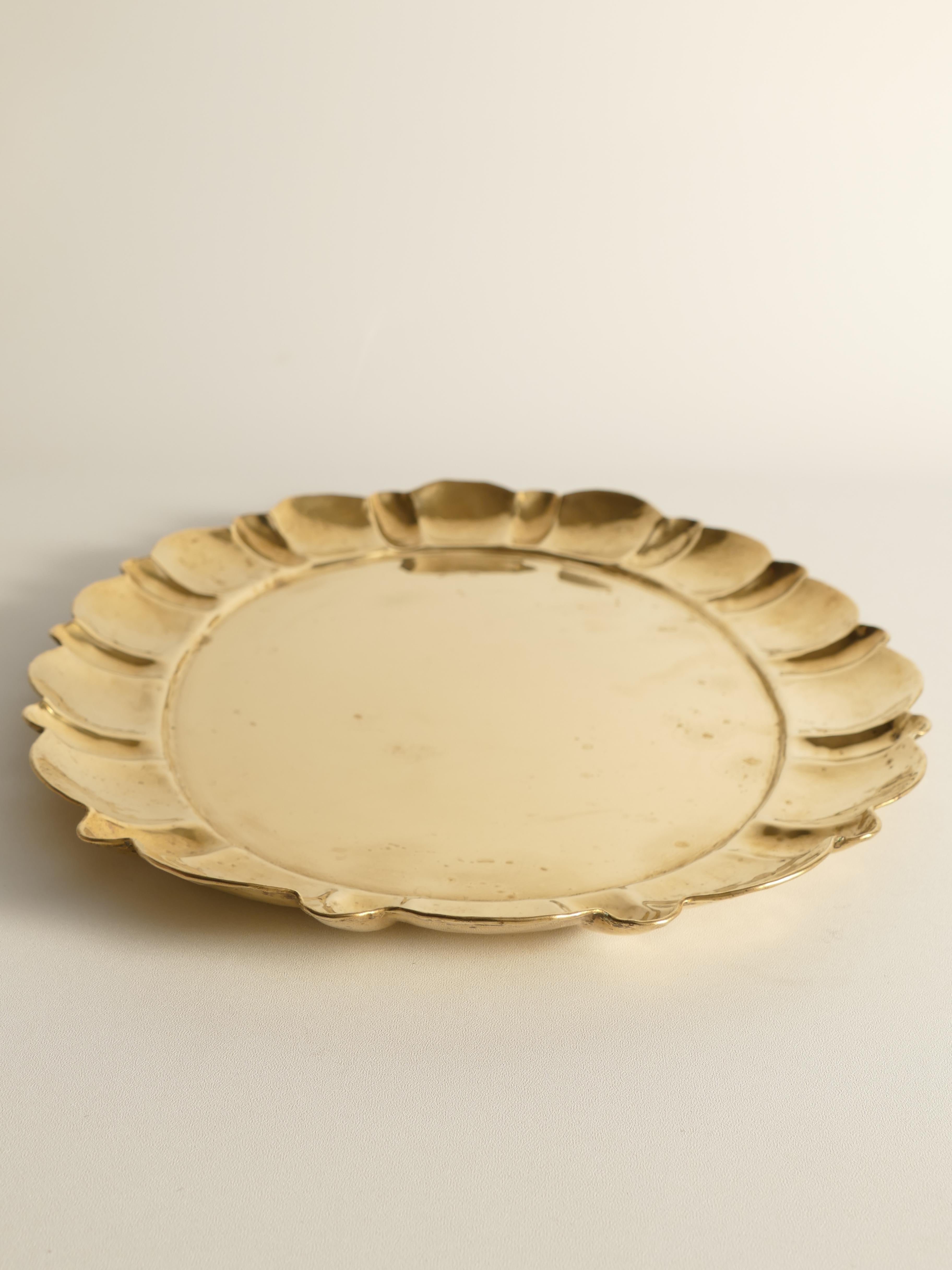 Bandeja de latón magistralmente elaborada, de forma ovalada con un elegante borde contorneado y martillado a mano. Funcionamiento manual y sello de autenticidad. La decoración martillada y el borde perfilado realzan su encanto único. Esta exquisita