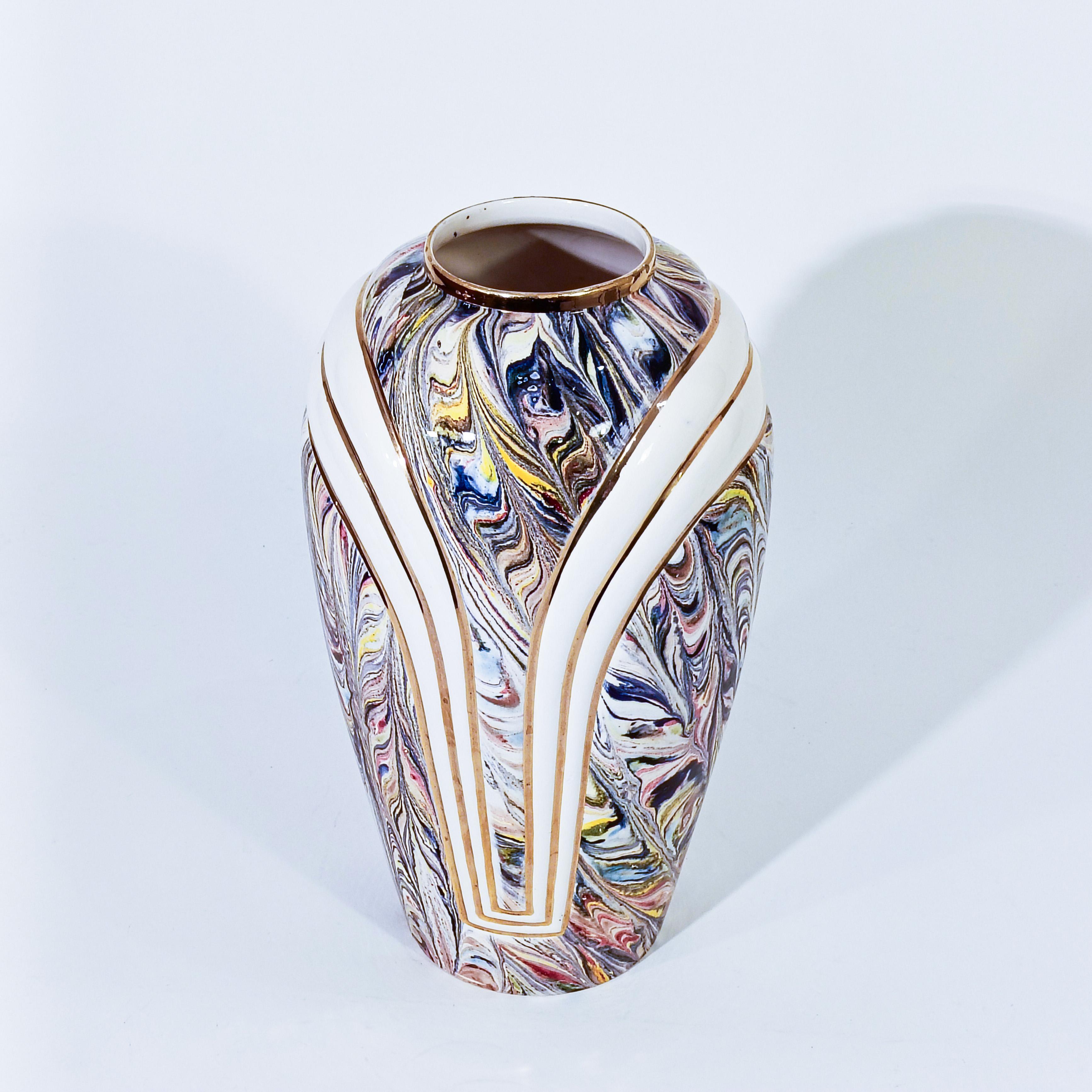 Grande vaso postmoderno in ceramica di Manises, Spagna, anni '80. Realizzato in ceramica smaltata multicolore su sfondo bianco, con dettagli dorati che gli conferiscono un'aria assolutamente Art Deco. Firmato alla base dall'artista, con il sigillo