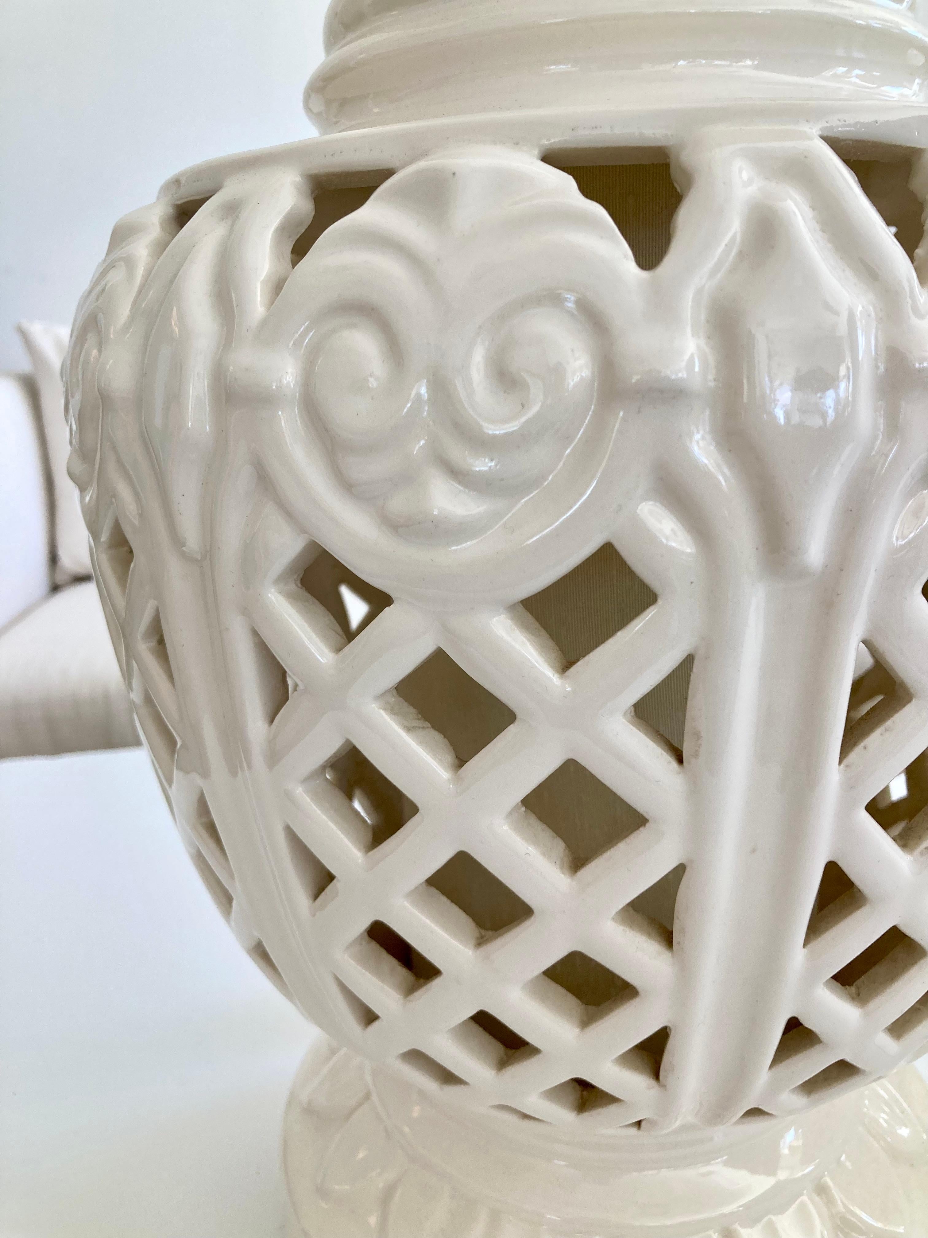 Hollywood Regency Large Scale Glazed White Ceramic Table Lamps, a Pair en vente 4