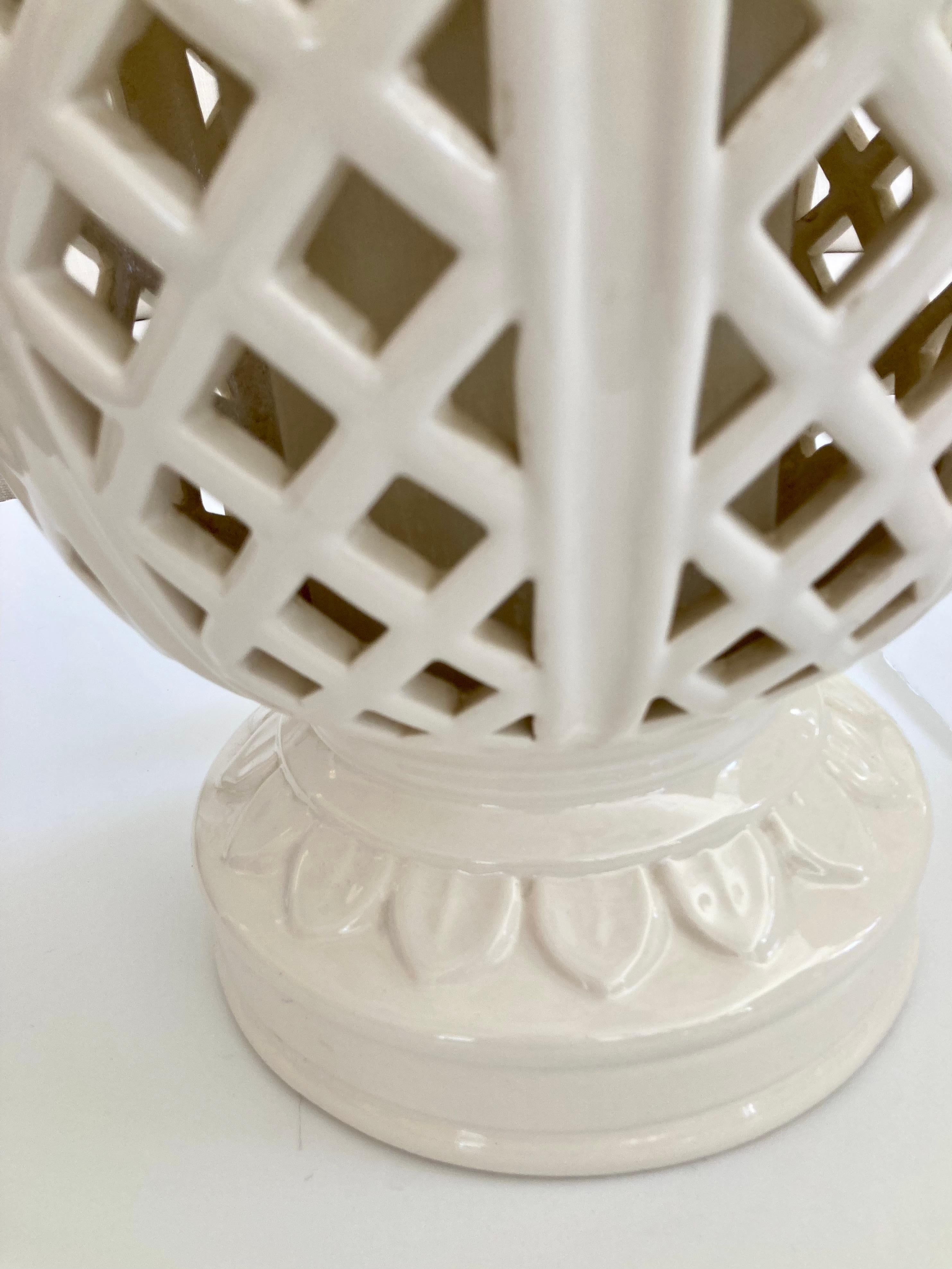 Hollywood Regency Large Scale Glazed White Ceramic Table Lamps, a Pair en vente 5