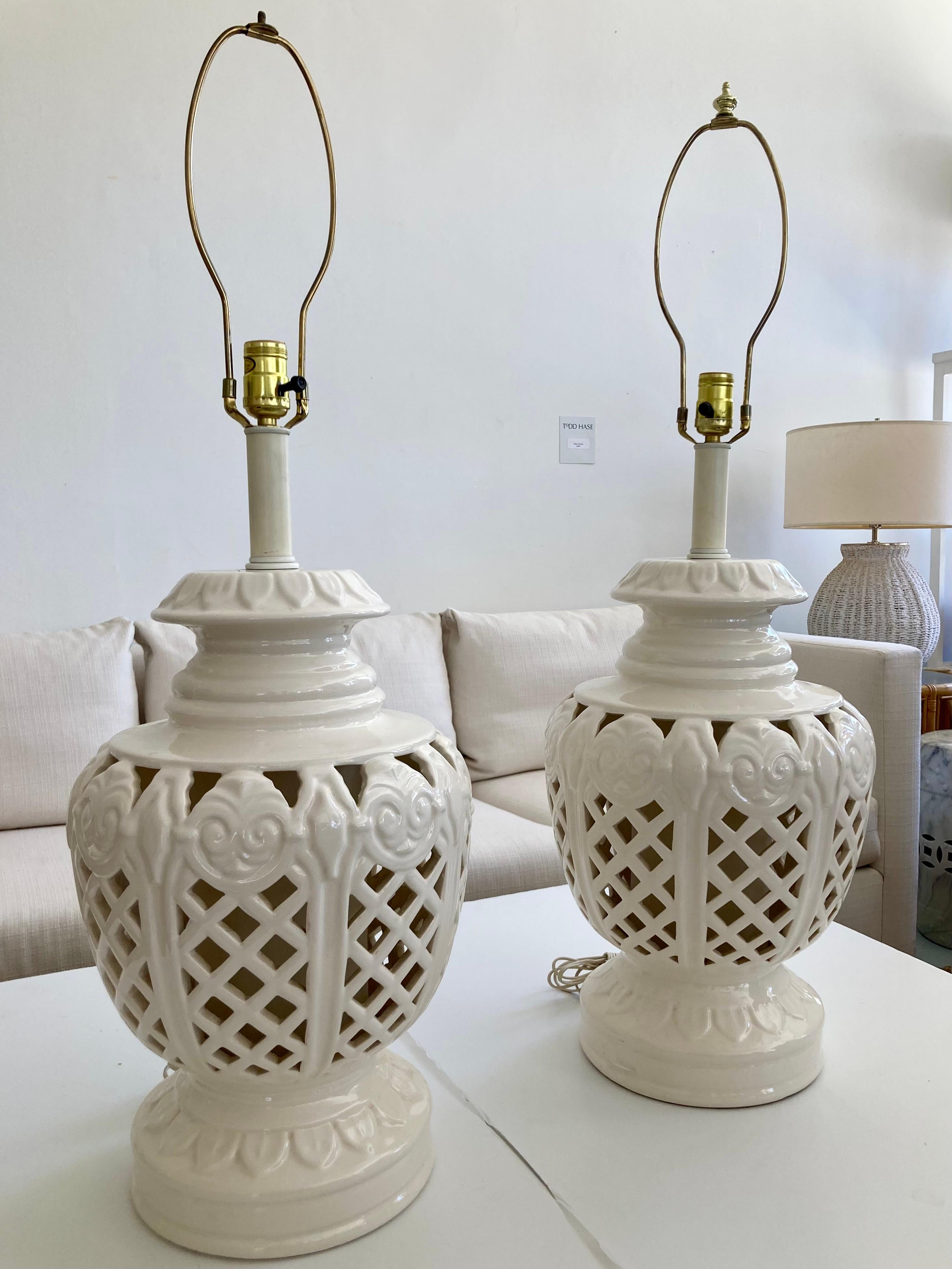 Américain Hollywood Regency Large Scale Glazed White Ceramic Table Lamps, a Pair en vente