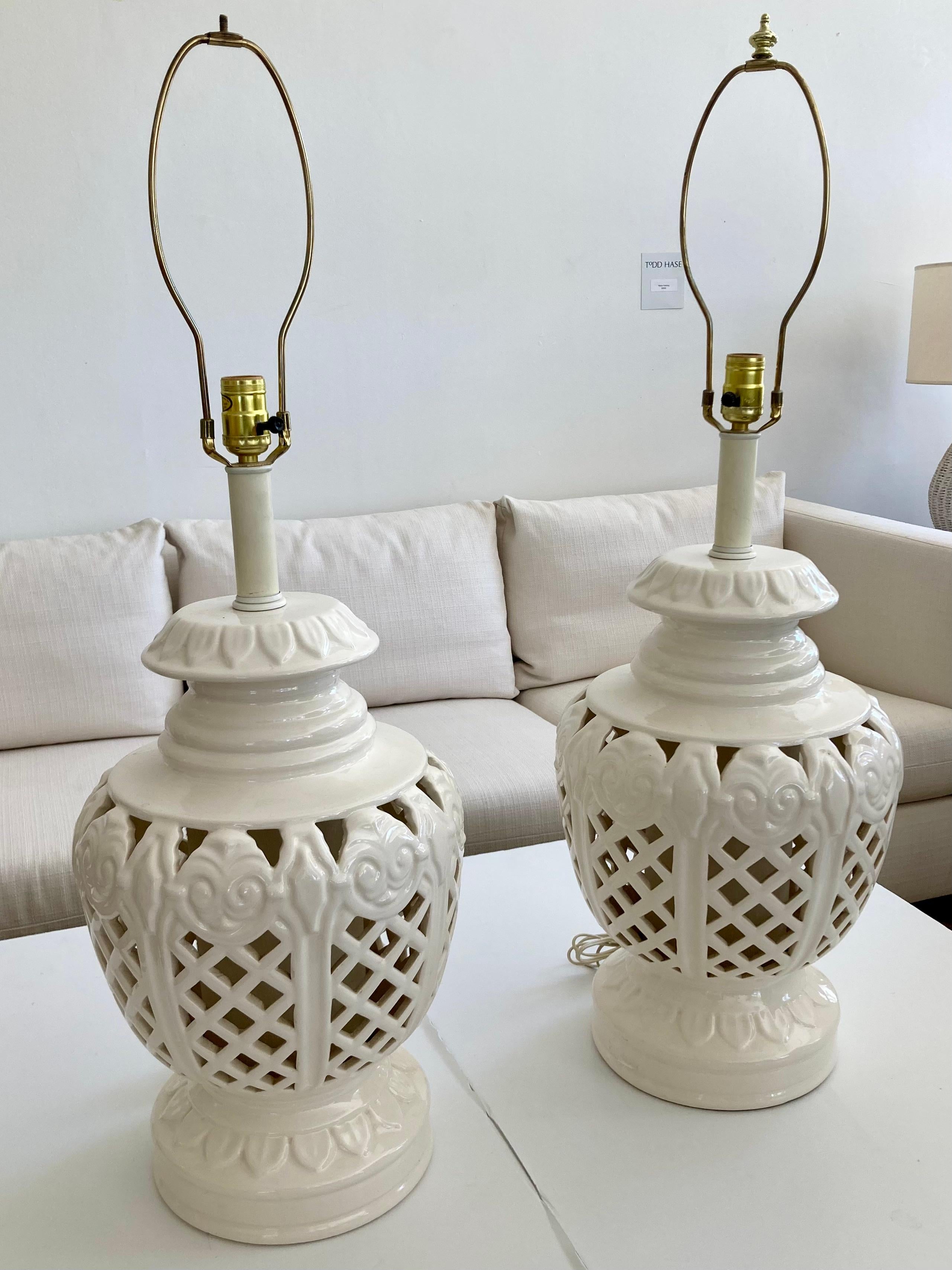 Hollywood Regency Large Scale Glazed White Ceramic Table Lamps, a Pair Bon état - En vente à Los Angeles, CA