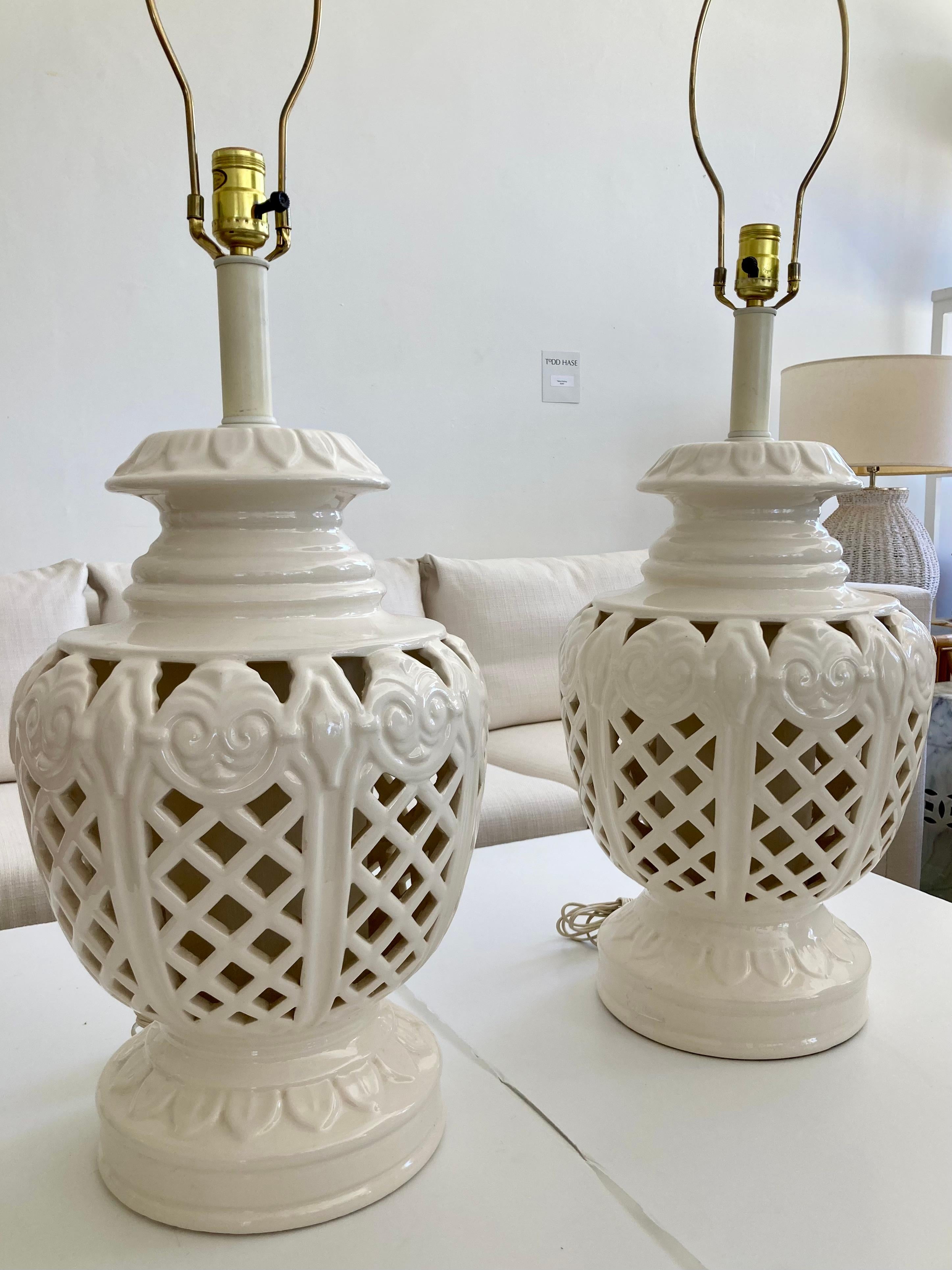 Milieu du XXe siècle Hollywood Regency Large Scale Glazed White Ceramic Table Lamps, a Pair en vente
