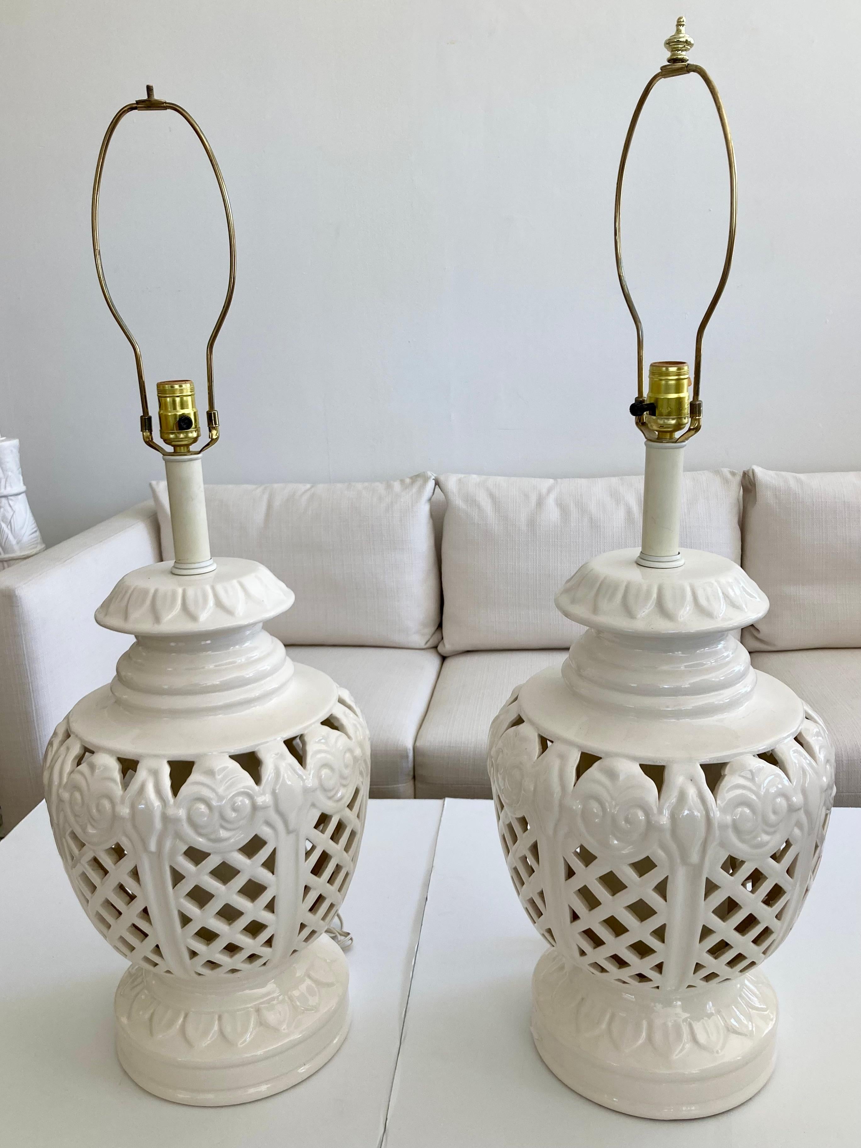 Céramique Hollywood Regency Large Scale Glazed White Ceramic Table Lamps, a Pair en vente