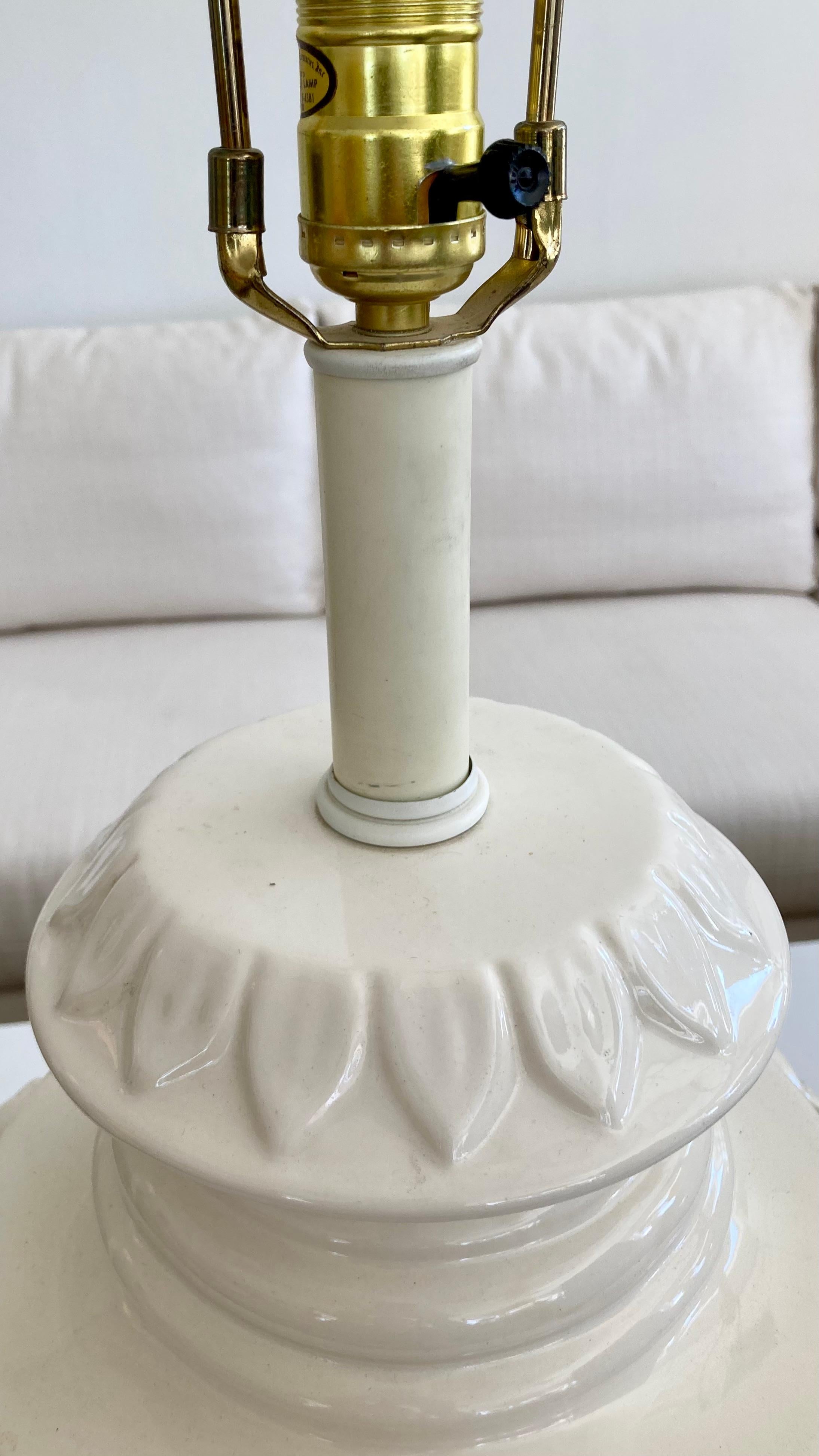 Hollywood Regency Large Scale Glazed White Ceramic Table Lamps, a Pair en vente 1