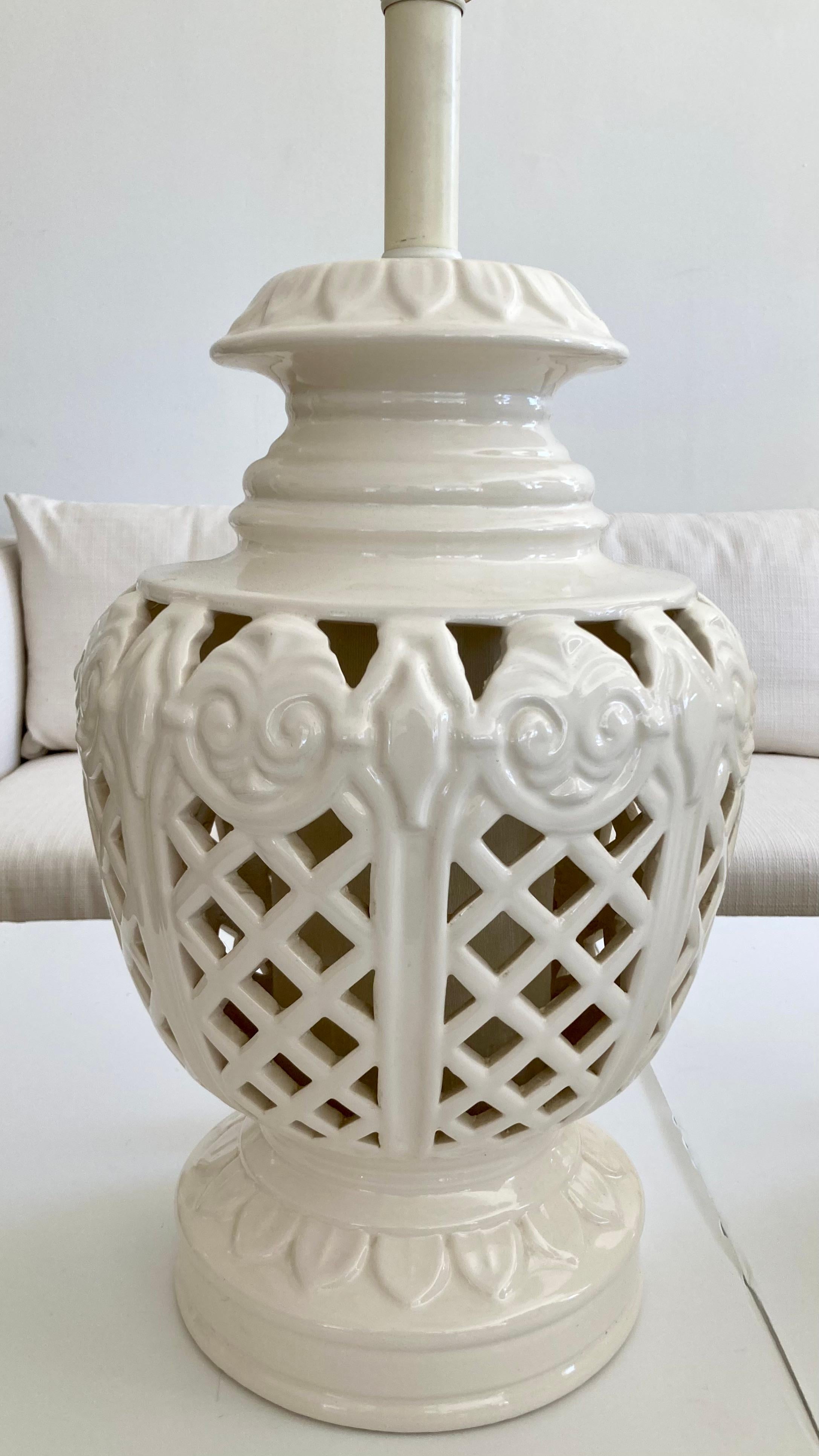 Hollywood Regency Large Scale Glazed White Ceramic Table Lamps, a Pair en vente 3