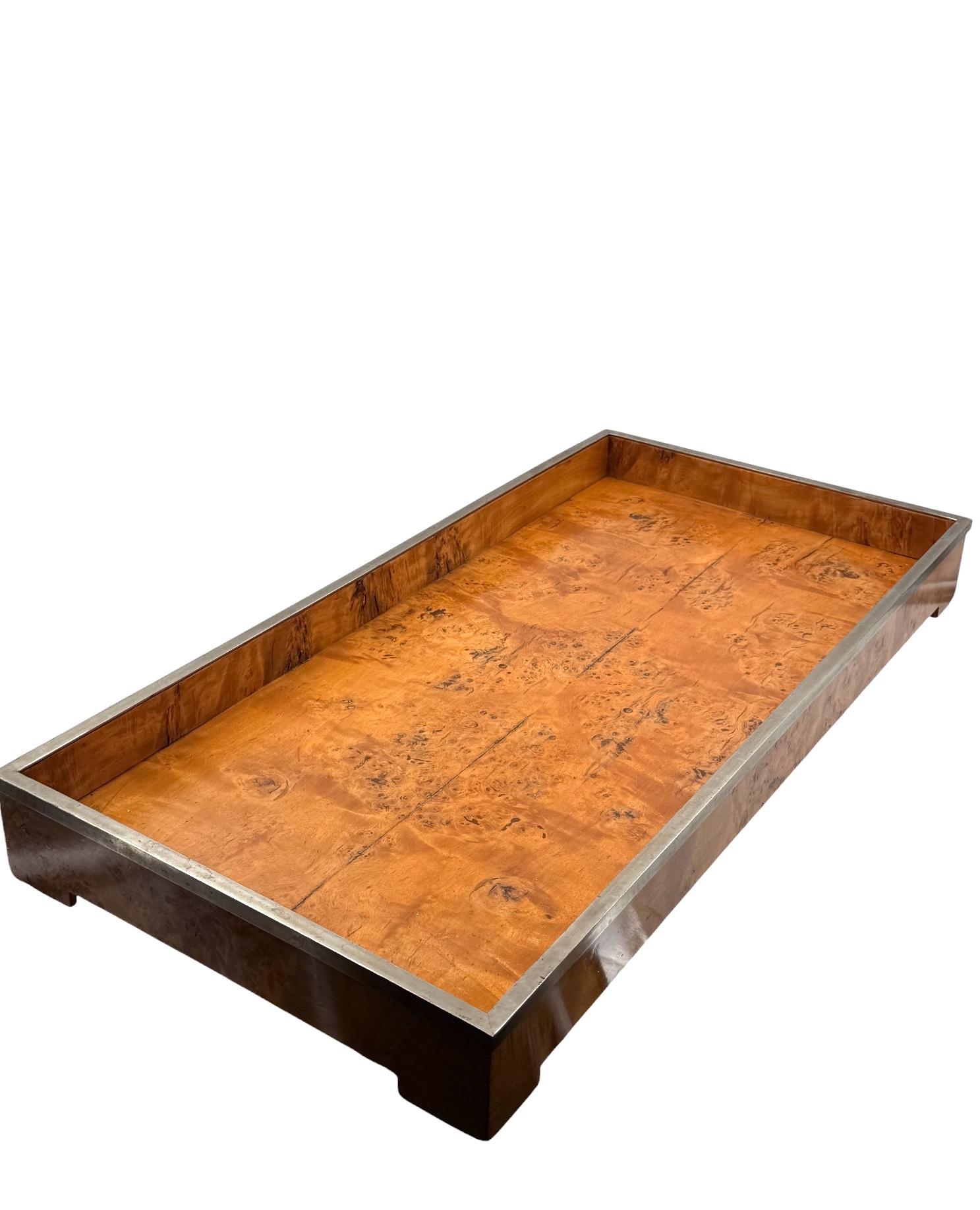 Großes Hollywood-Regency-Tablett aus Holz und Messing, Italien 1970er Jahre im Angebot 5