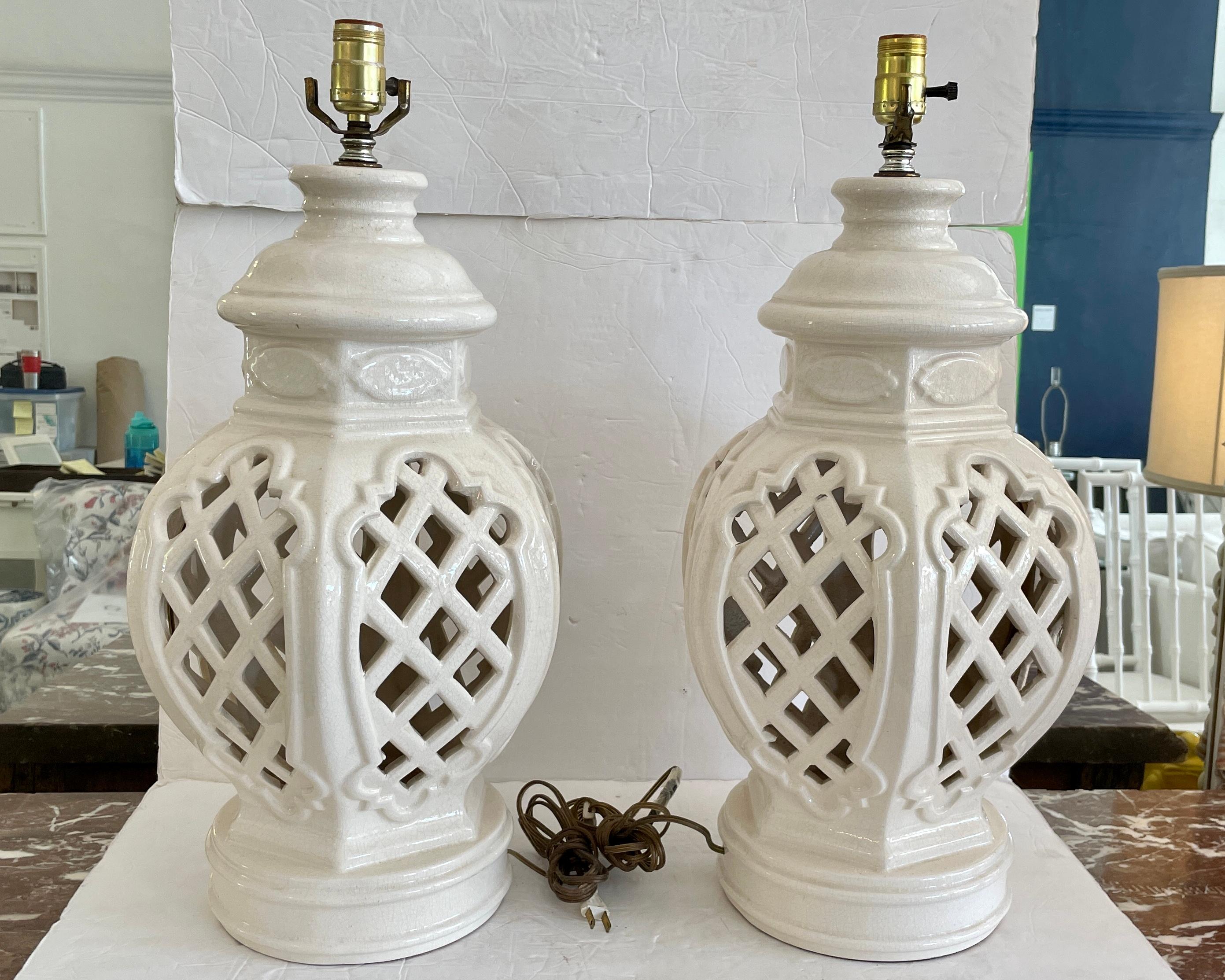 Hollywood Regency Lattice Ginger Jar Table Lamps, a Pair In Good Condition For Sale In Los Angeles, CA