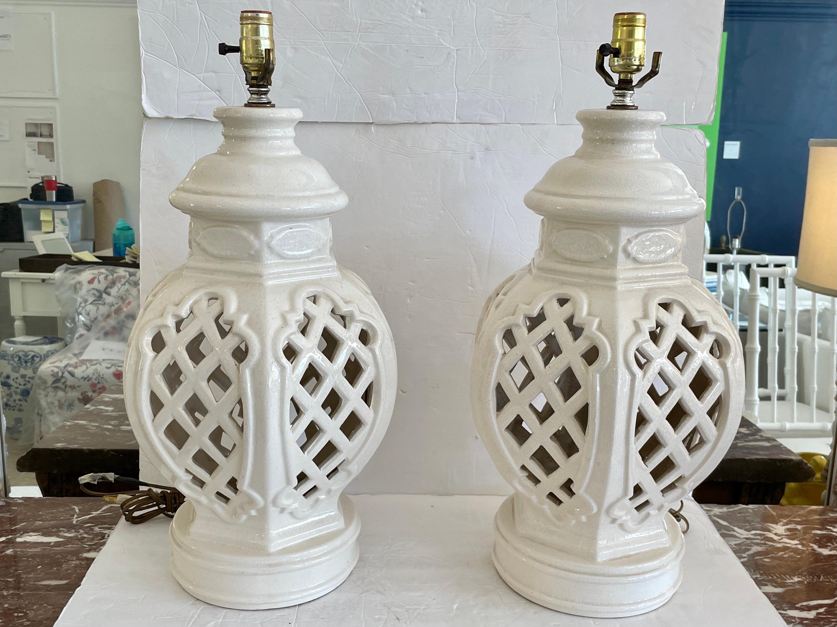 Hollywood Regency Lattice Ginger Jar Table Lamps, a Pair For Sale 1