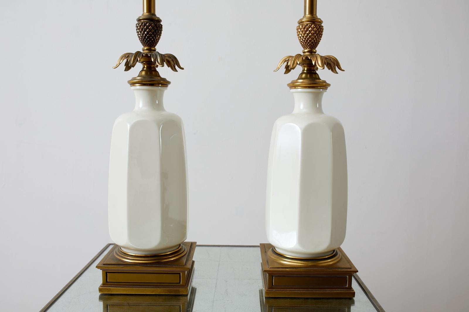 Zwei wunderschöne Hollywood Regency Stiffel Lampen mit einem Lenox Porzellan Vase Form Körper und mit einem klassischen Messing Blatt Ananas Spacer und Sockel. Originaler langer Messingstiel im Fackelstil mit einem Milchglasdiffusor. Die geformten