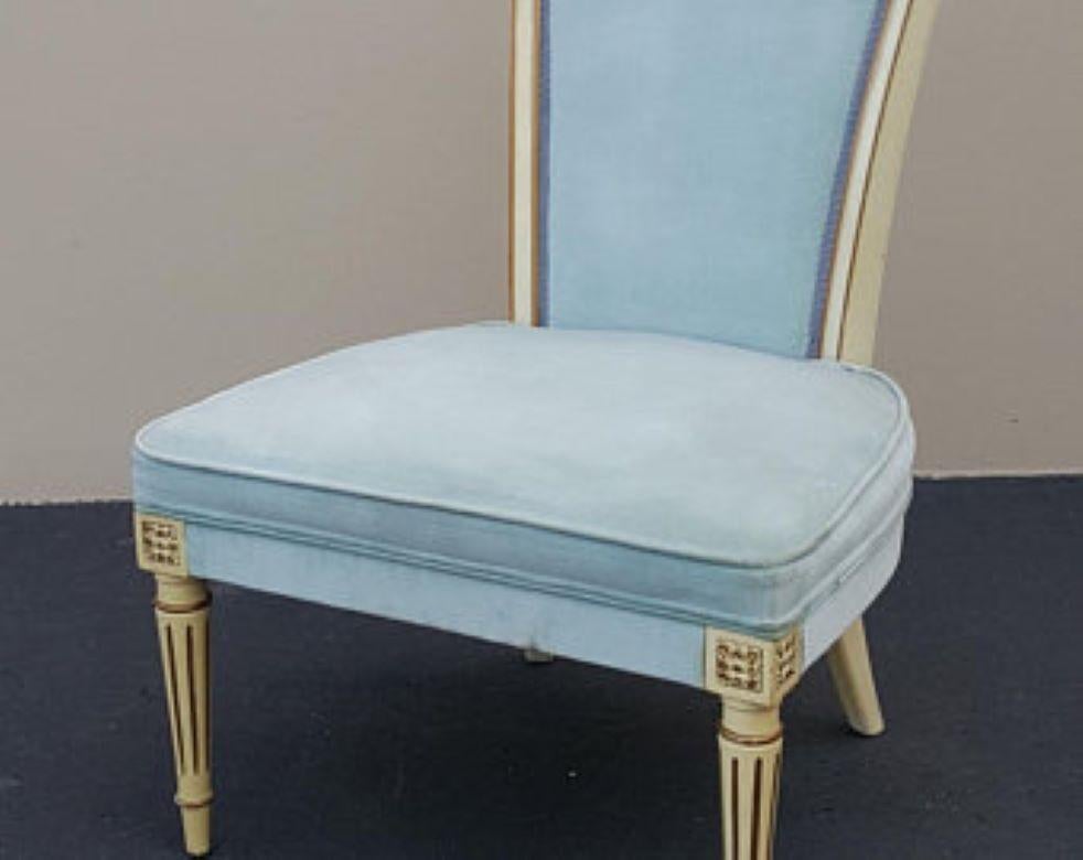 Chaise à dossier haut Hollywood Regency Pale Blue.
Cadre de chaise en bois de style Louis XVI avec accents dorés antiques.
Belle condition Vintage conforme à l'âge et à l'utilisation.
Pas de trous, pas de déchirures dans le rembourrage. La