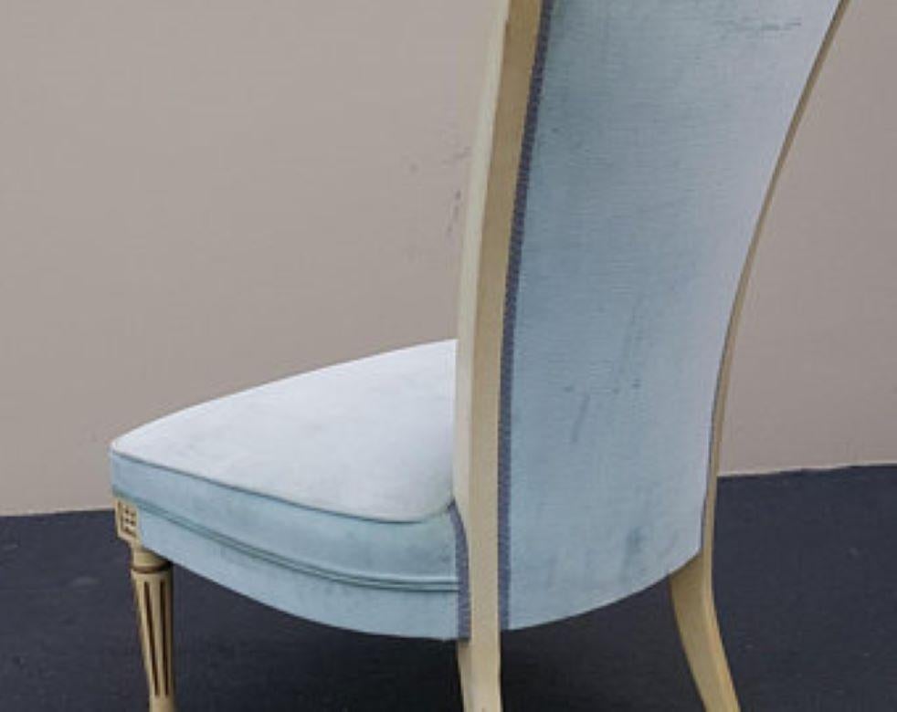 Américain Chaise pantoufle Hollywood Regency bleu clair à haut dossier en velours de style Louis XVI en vente