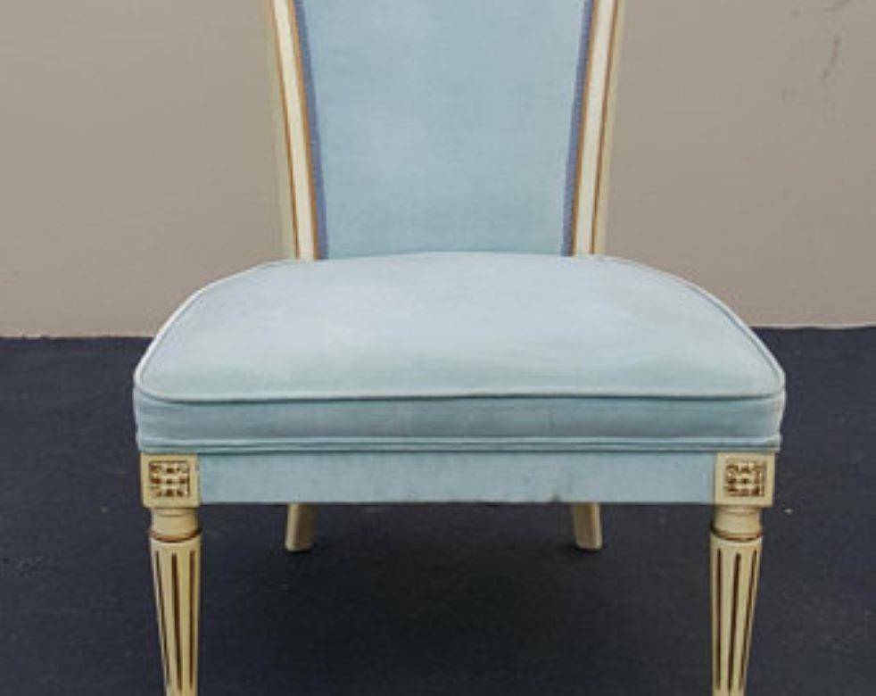 Chaise pantoufle Hollywood Regency bleu clair à haut dossier en velours de style Louis XVI Bon état - En vente à Monrovia, CA