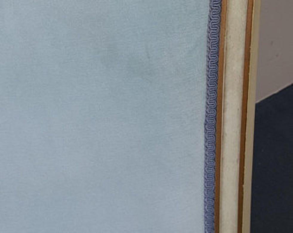 20ième siècle Chaise pantoufle Hollywood Regency bleu clair à haut dossier en velours de style Louis XVI en vente