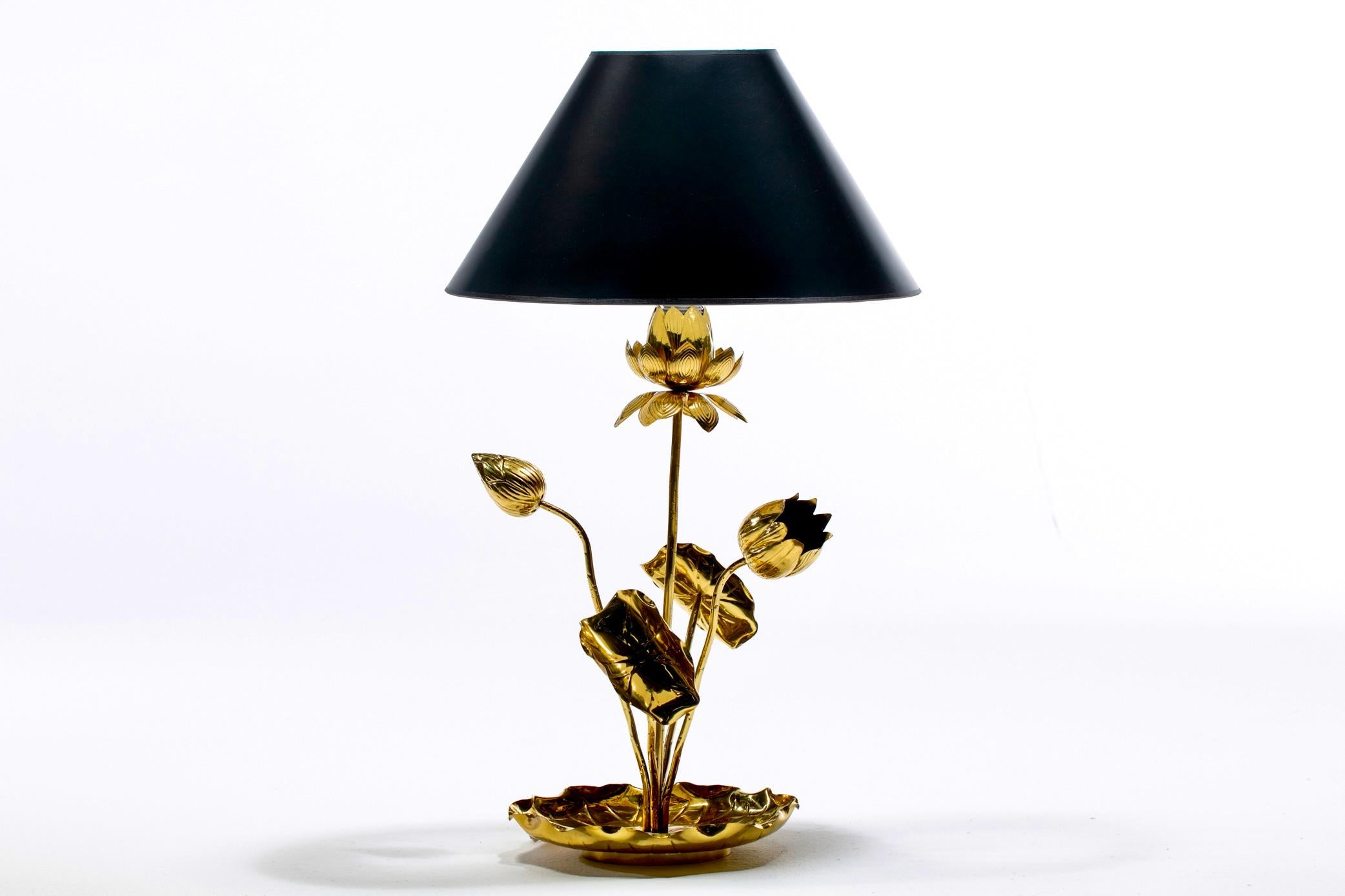 Exquisite Messing-Lotusblume Hollywood Regency Tischlampe von Feldman Lighting Company oft beschrieben als im Stil von Tommi Parzinger. In den 1960er Jahren wurden die Feldman-Lotus-Lampen nach dem Geschmack des Käufers gefertigt - man konnte die